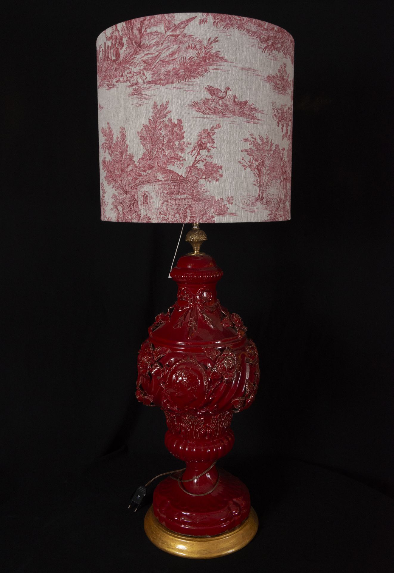Elegant Pair of Lamps in red glazed ceramic from Manises and Toile de Jouy, 19th century - Image 2 of 5