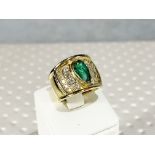 1,5 Muzo emerald solitaire ring with 0,70 ct in brilliant-cut diamonds