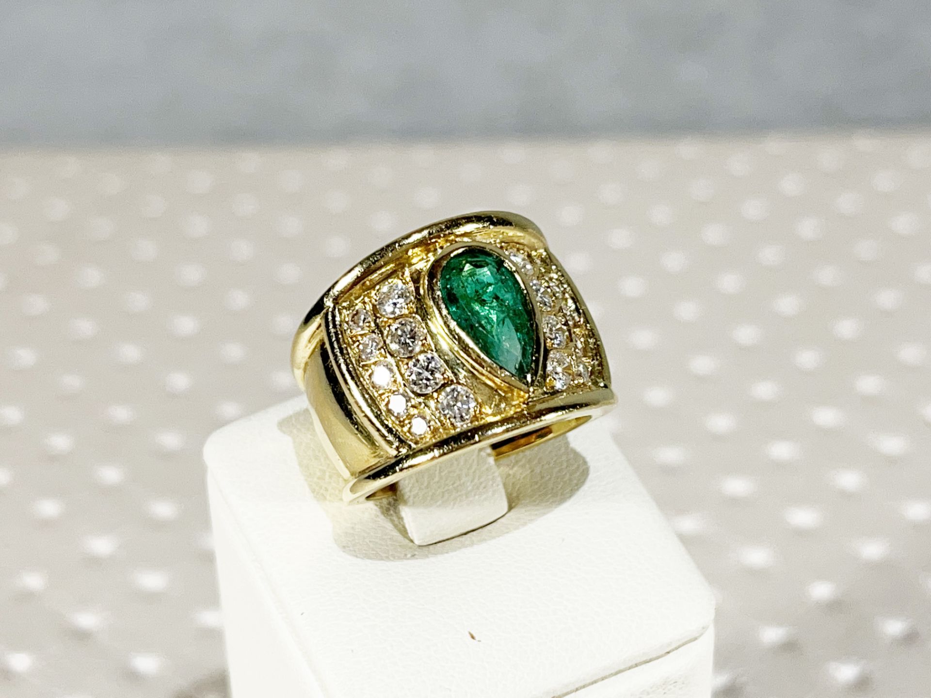1,5 Muzo emerald solitaire ring with 0,70 ct in brilliant-cut diamonds