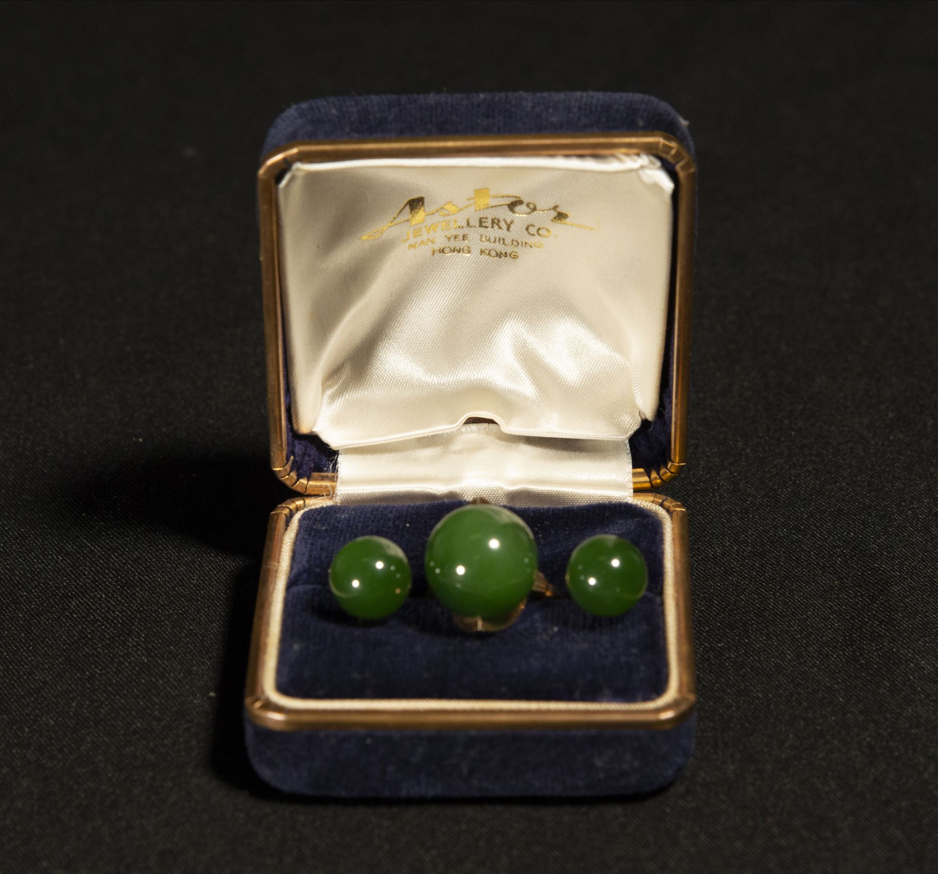 Beautiful set of ring and earrings in spinach green Chinese jade mounted in 18k gold