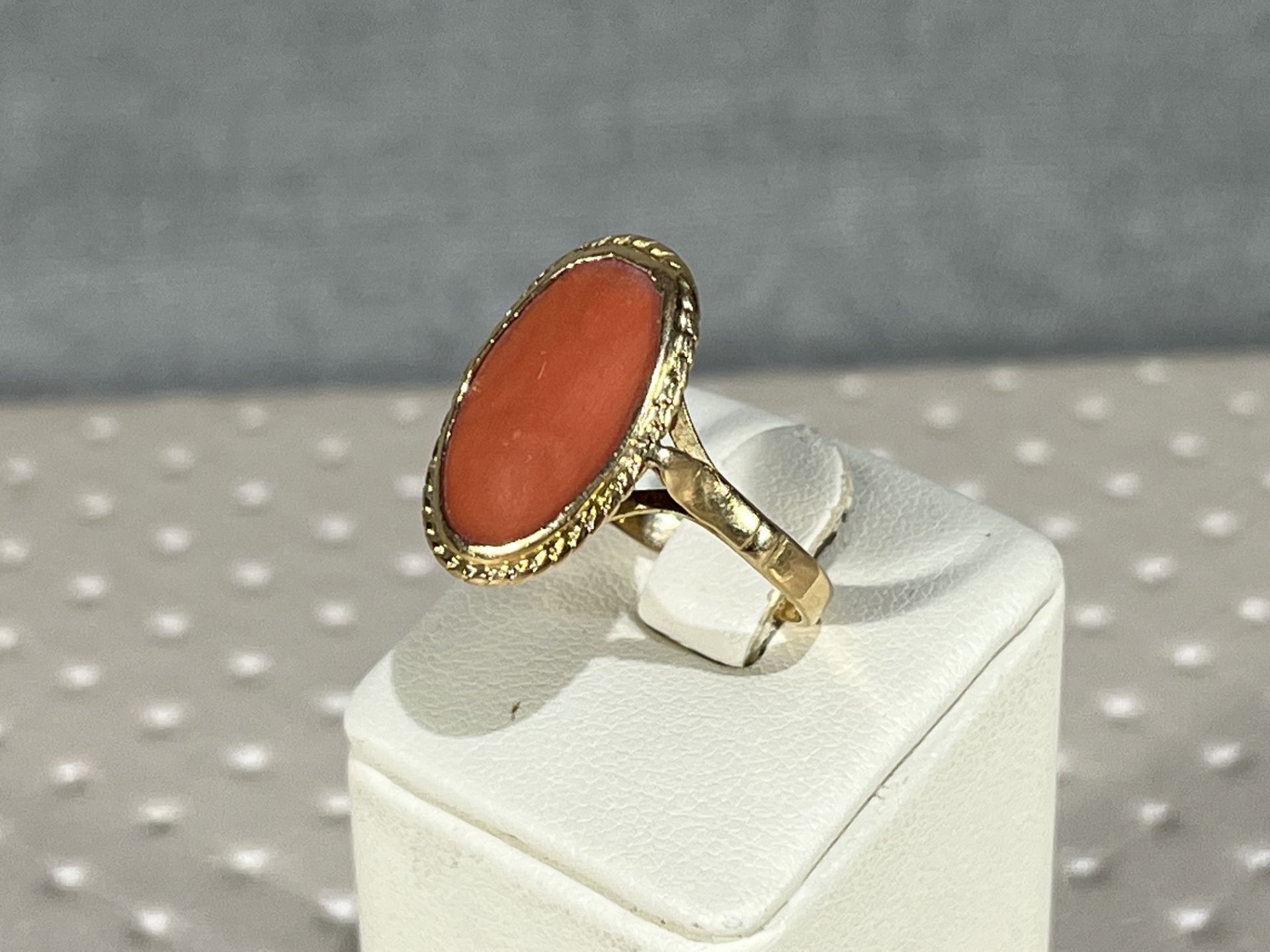 18k Gold and Coral Ring - Inner measurement: 18.9 mm - Weight: 3.7 gr - - Image 3 of 3