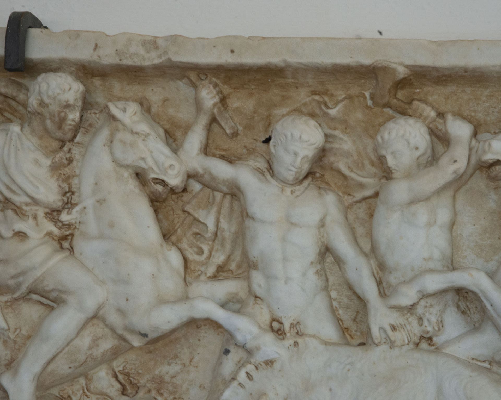 Roman-style marble relief representing a hunting scene, following classic models, Italy, 20th centur - Image 5 of 6