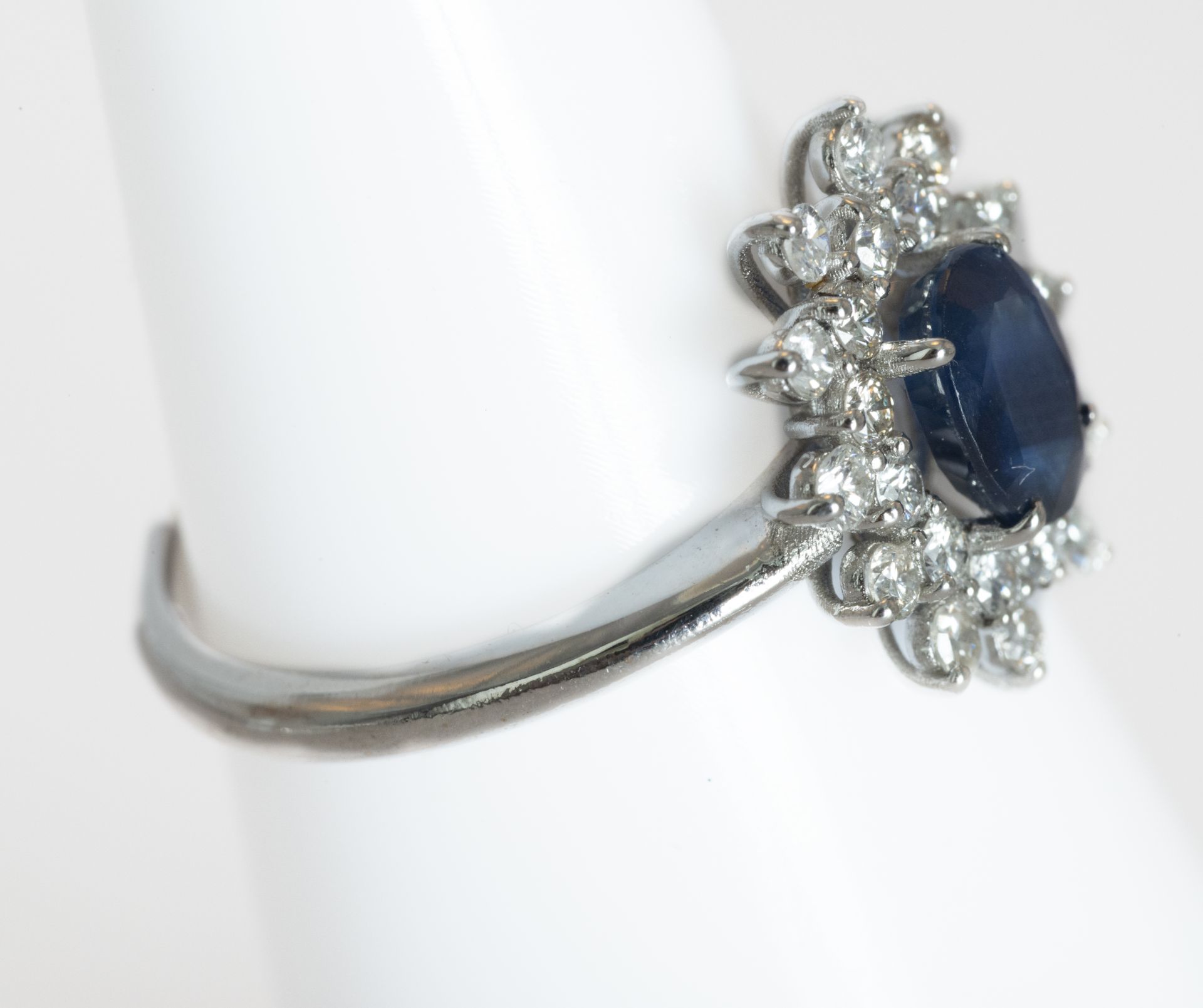 18kt white gold sapphire and diamond ring - Image 3 of 3