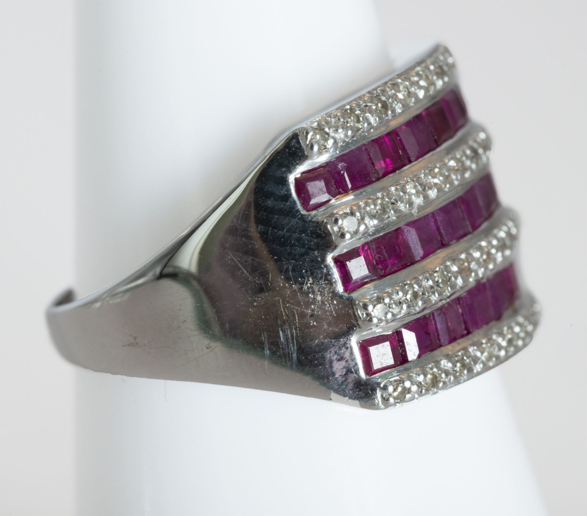 white gold ringof18 kt with rubies - Image 2 of 2
