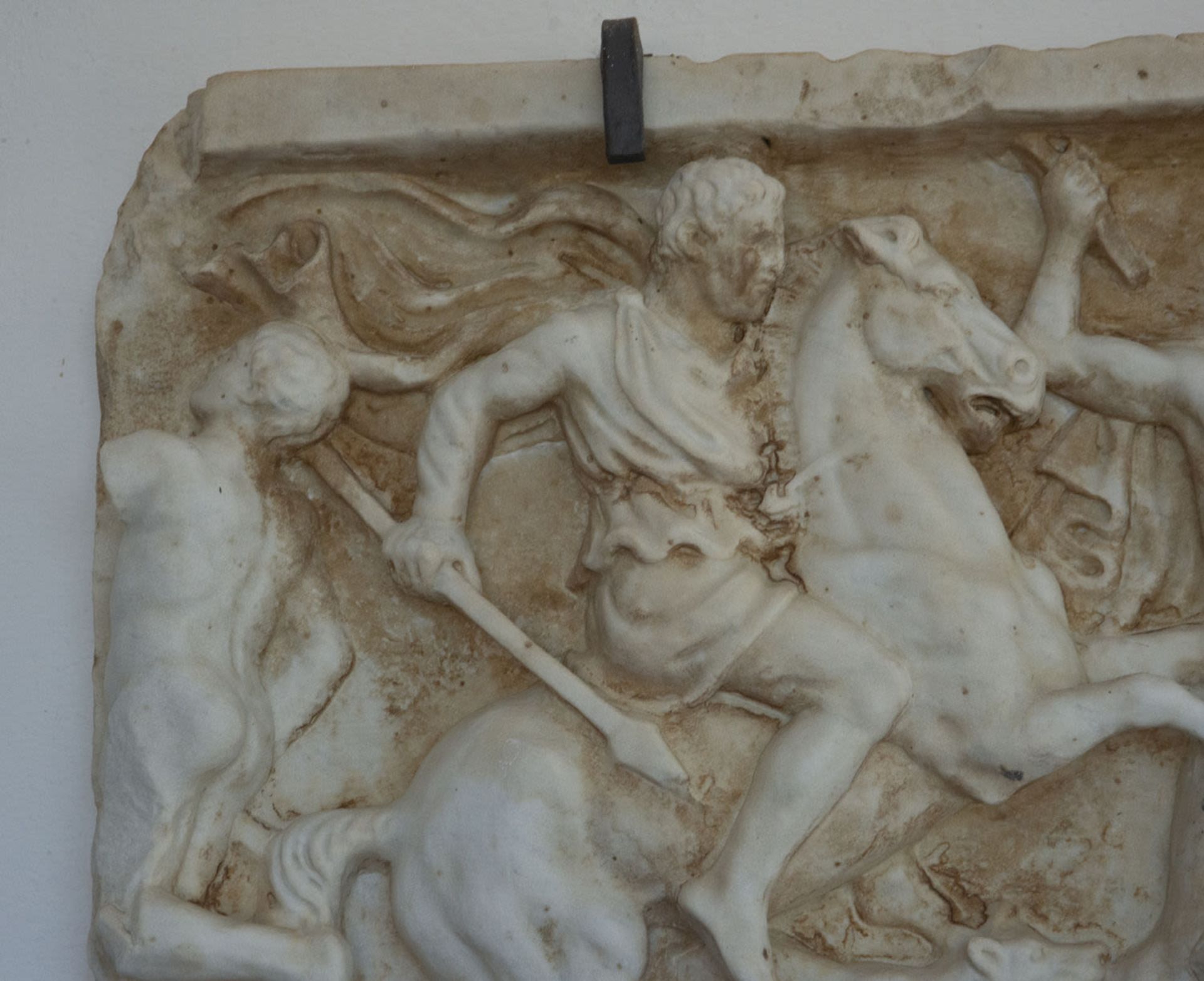 Roman-style marble relief representing a hunting scene, following classic models, Italy, 20th centur - Image 2 of 6