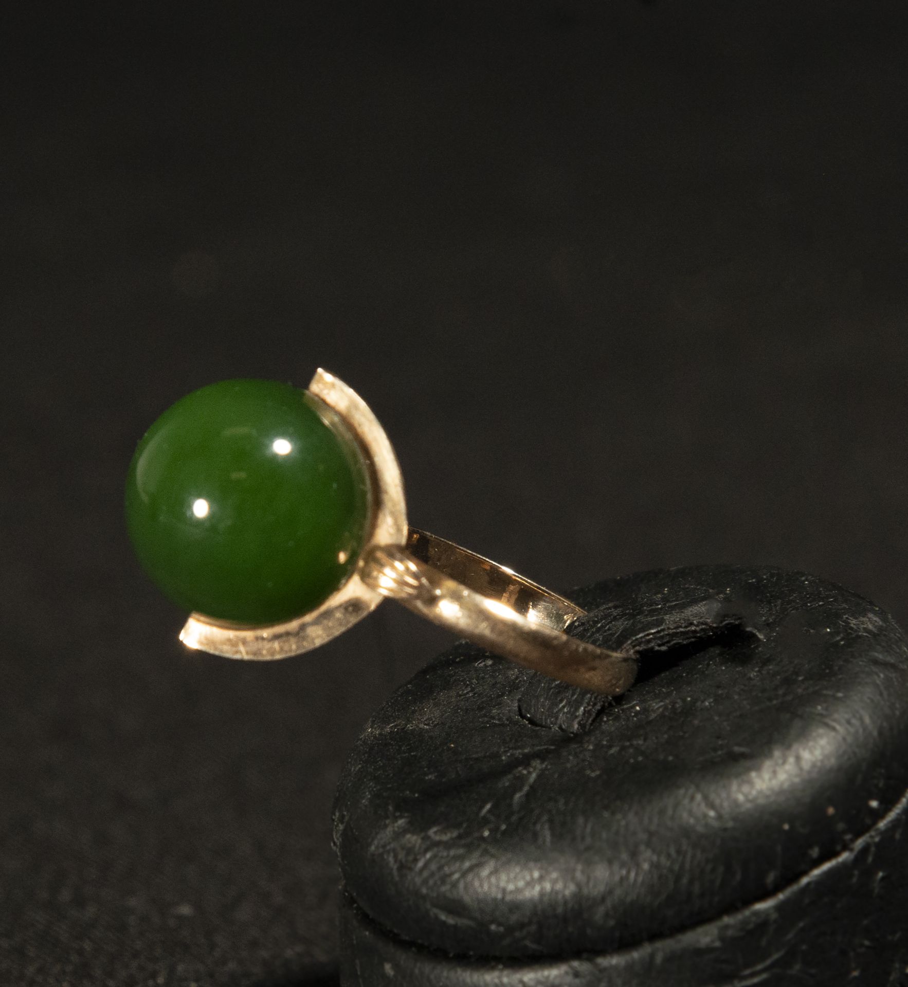 Beautiful set of ring and earrings in spinach green Chinese jade mounted in 18k gold - Image 3 of 8