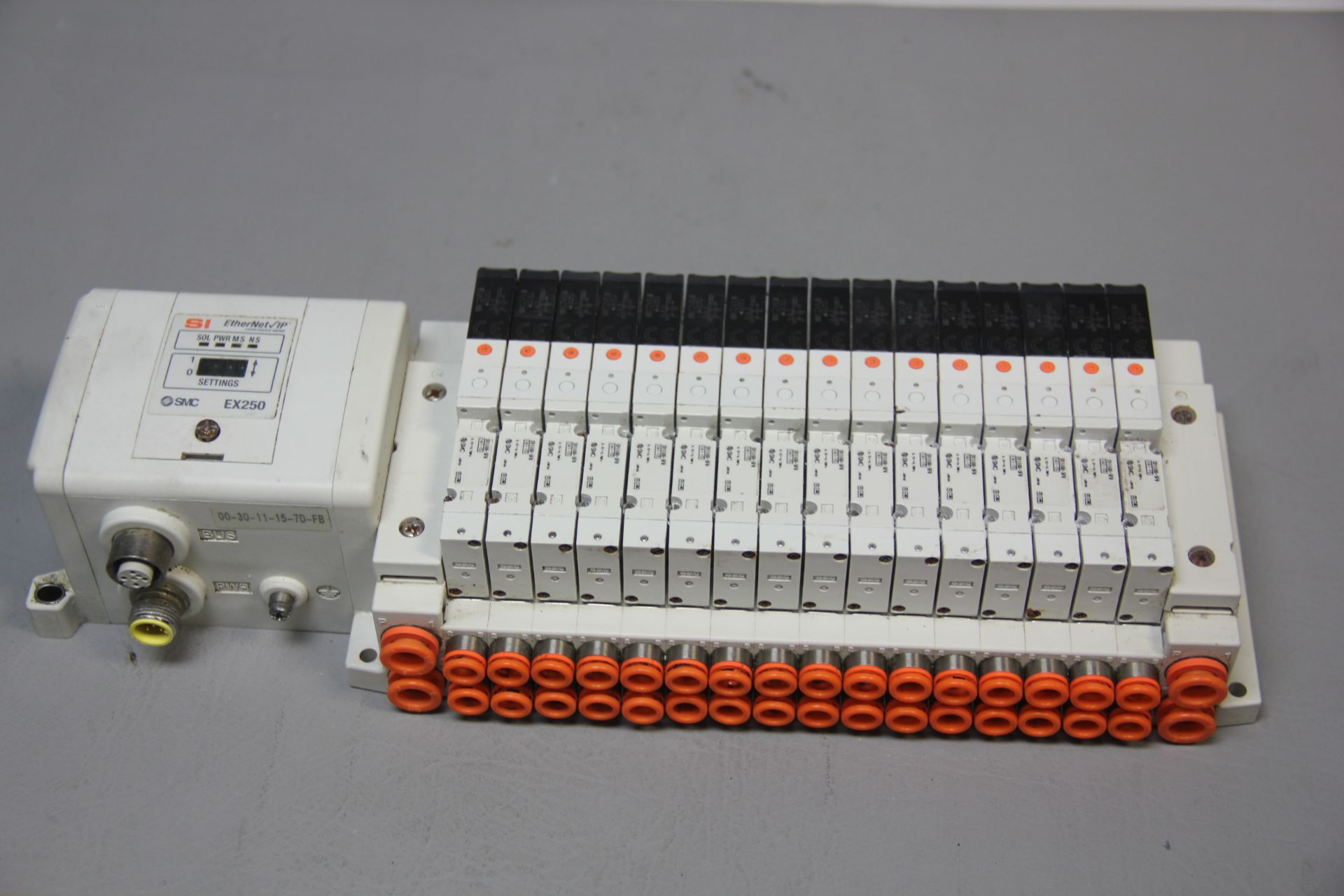 SMC SOLENOID 16 VALVE MANIFOLD