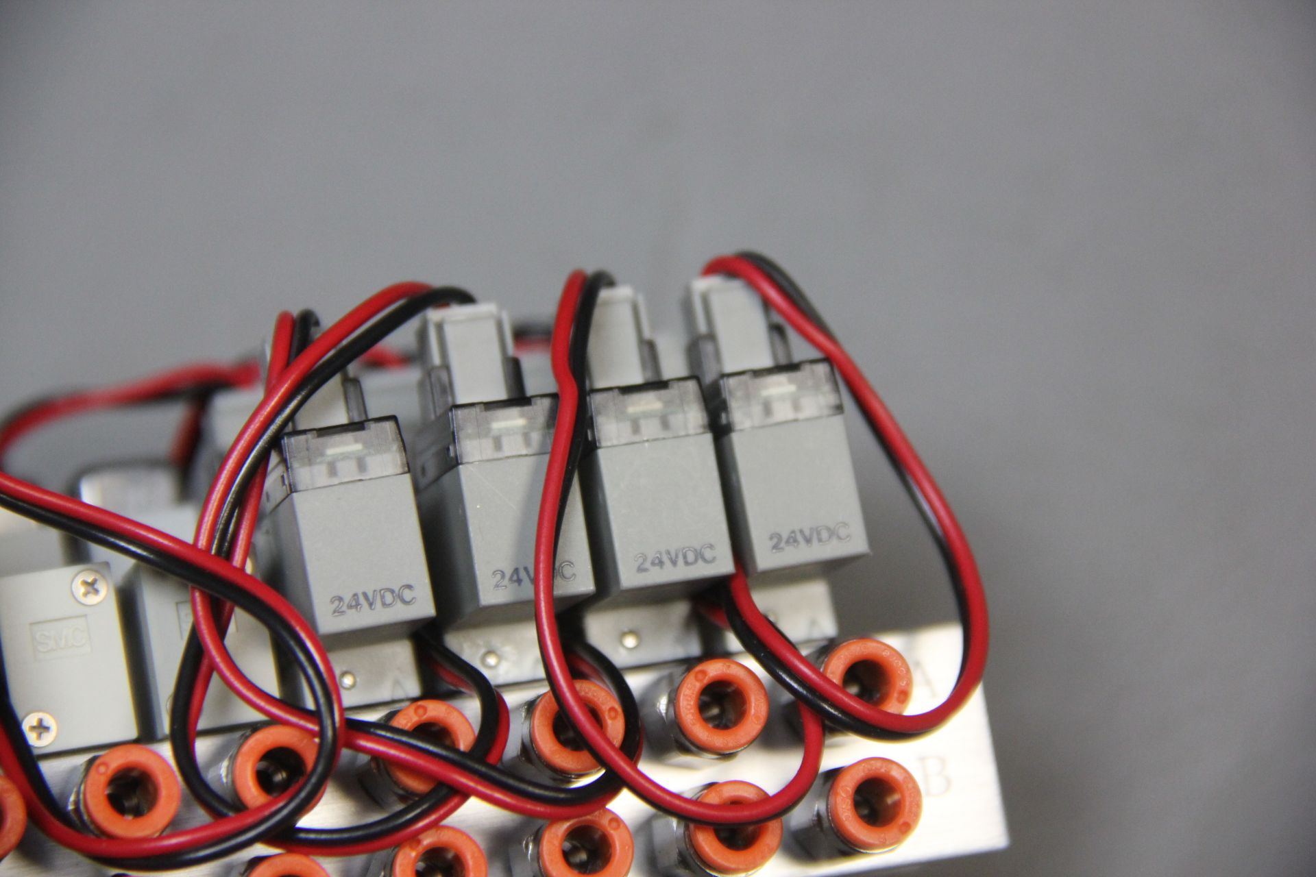 UNUSED SMC ELECTRONIC SOLENOID VALVE MANIFOLD WITH VALVES - Image 5 of 5