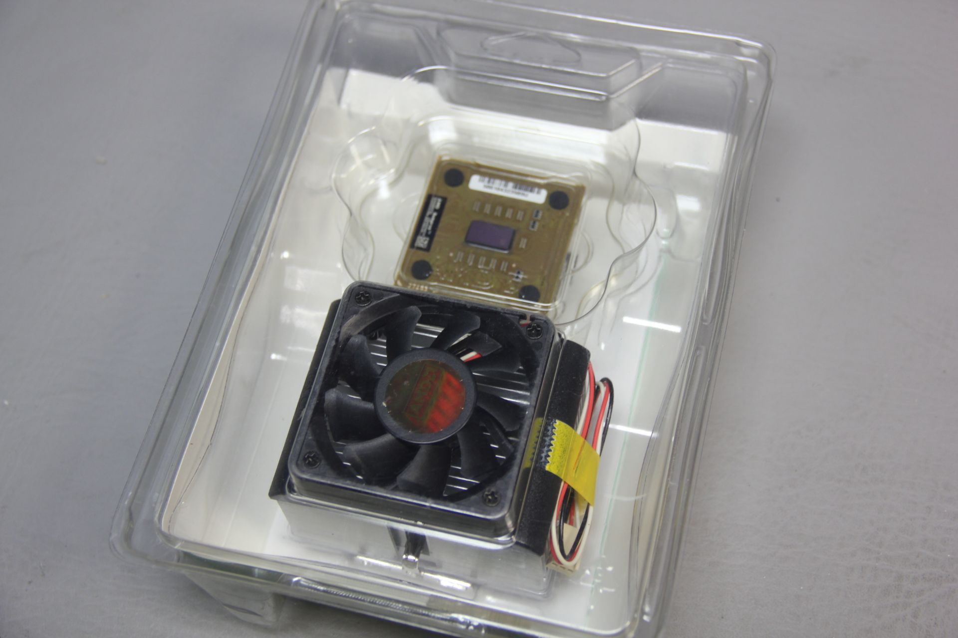 NEW AMD SEMPRON 3000+ SOCKET A PROCESSOR - Image 3 of 5