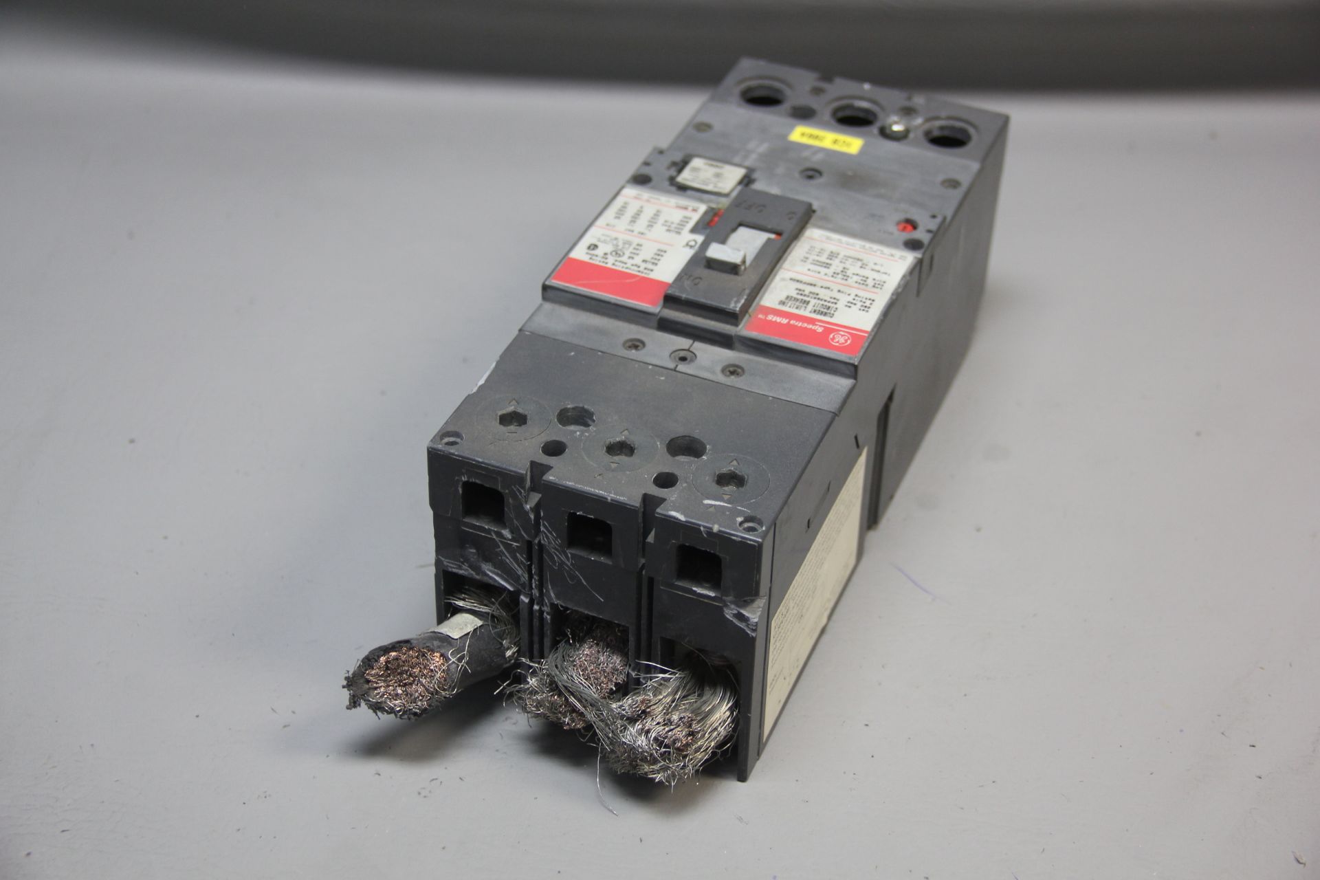 GE SPECTRA RMS 3 POLE CIRCUIT BREAKER - Image 3 of 3