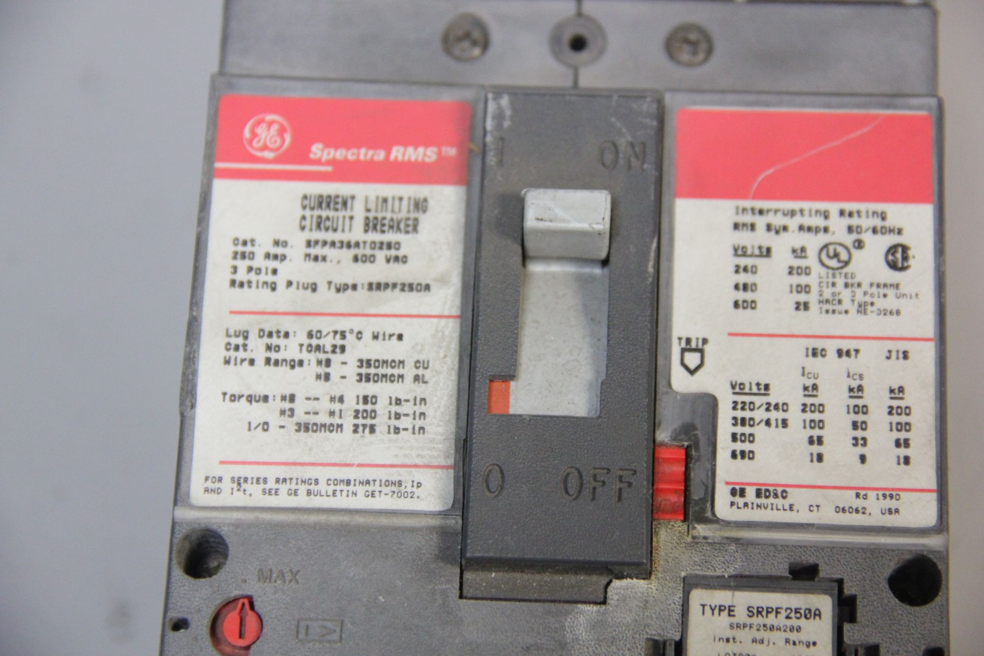GE SPECTRA RMS 3 POLE CIRCUIT BREAKER - Image 2 of 3