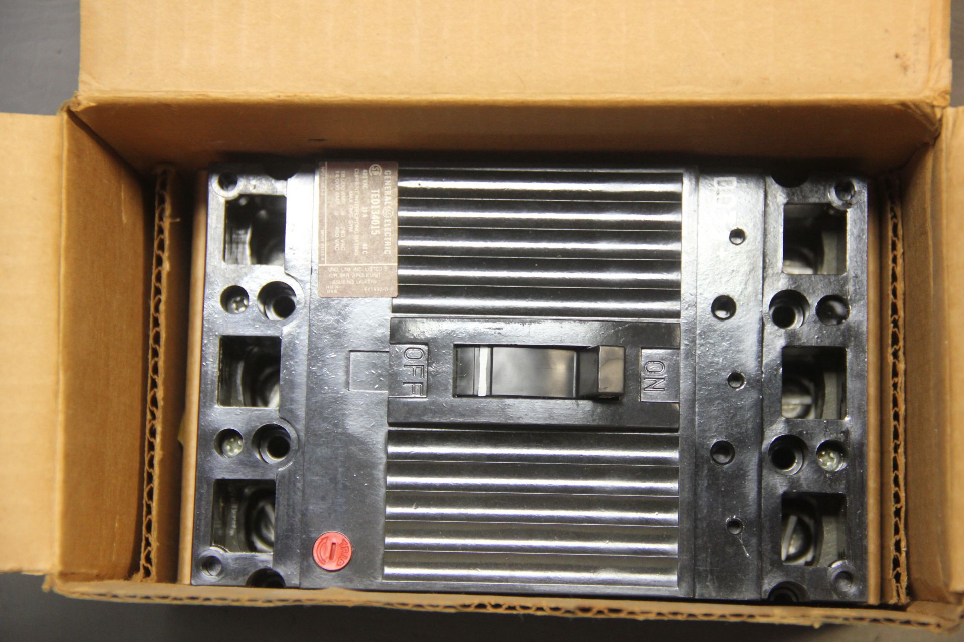 NEW GE 15A 3 POLE CIRCUIT BREAKER - Image 3 of 6
