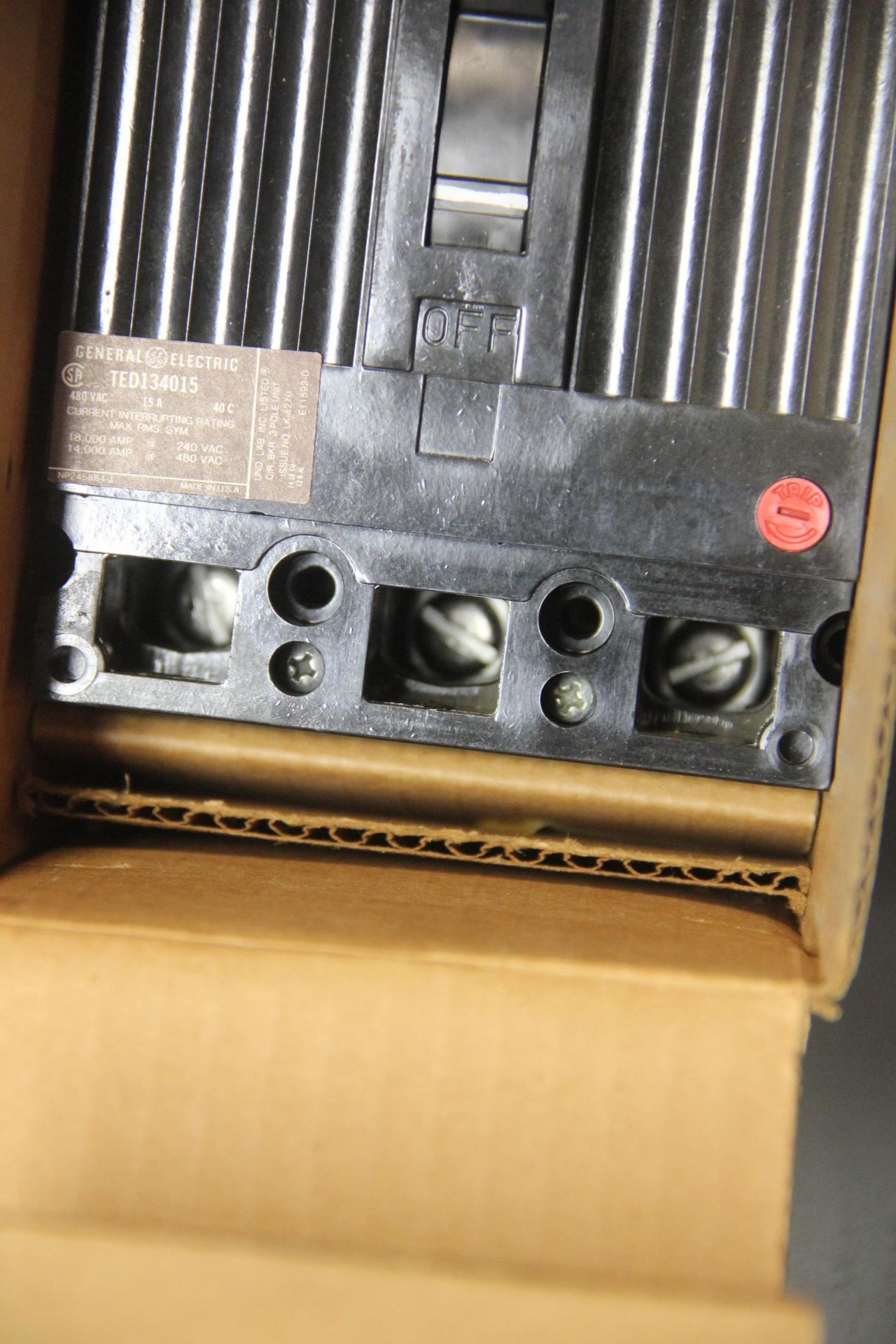 NEW GE 15A 3 POLE CIRCUIT BREAKER - Image 4 of 6