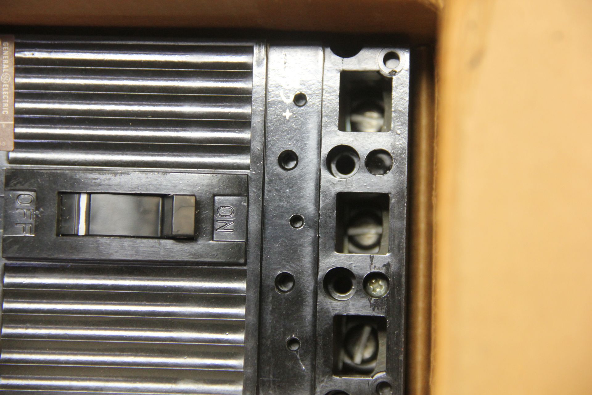 NEW GE 15A 3 POLE CIRCUIT BREAKER - Image 5 of 6
