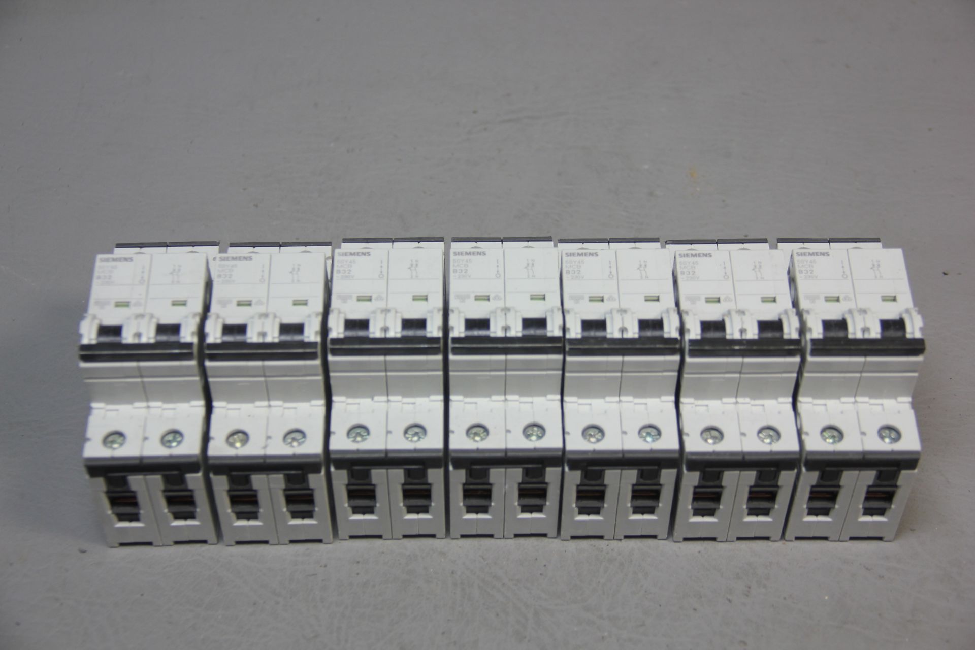 LOT OF UNUSED SIEMENS CIRCUIT BREAKERS