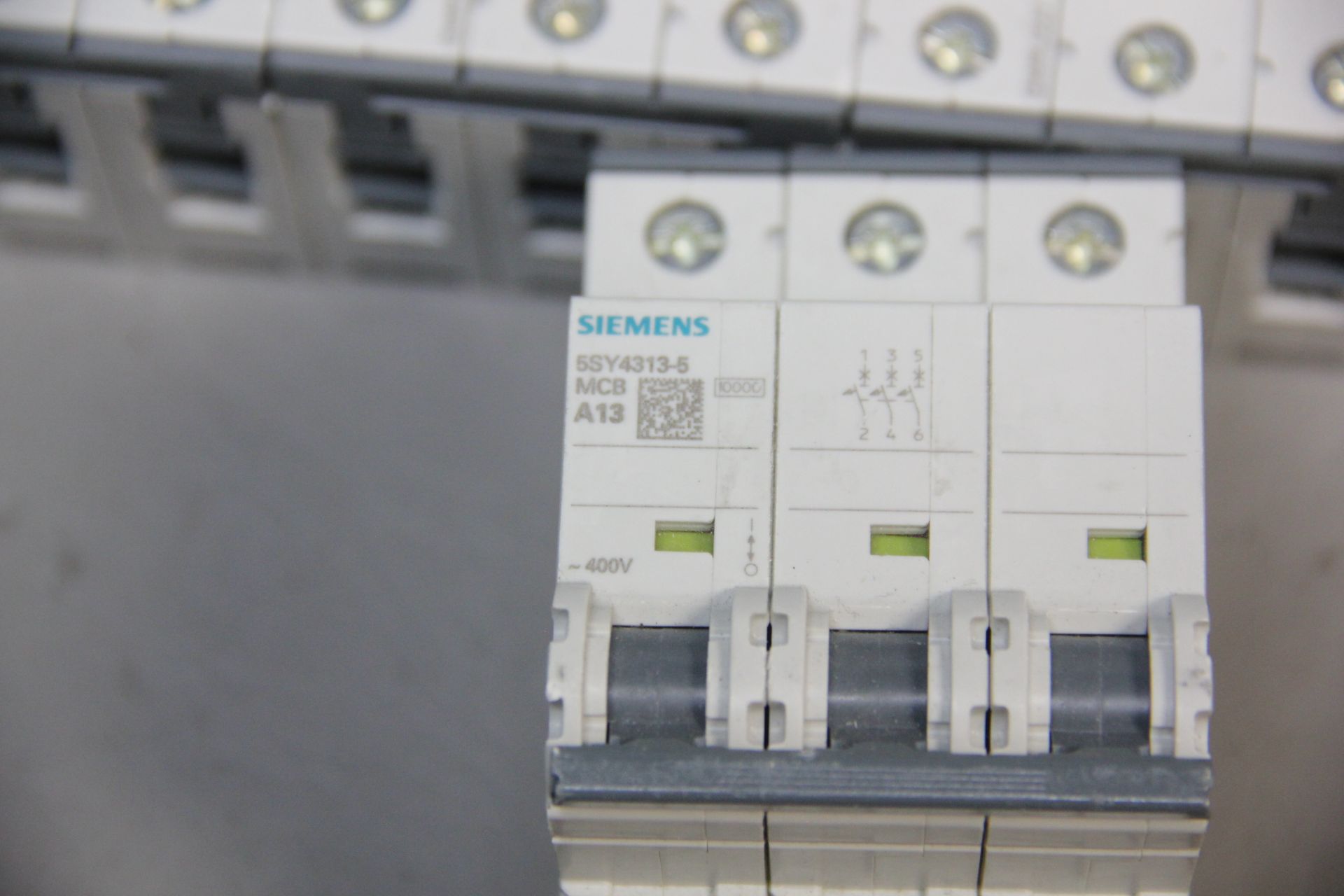 LOT OF UNUSED SIEMENS CIRCUIT BREAKERS - Image 4 of 5