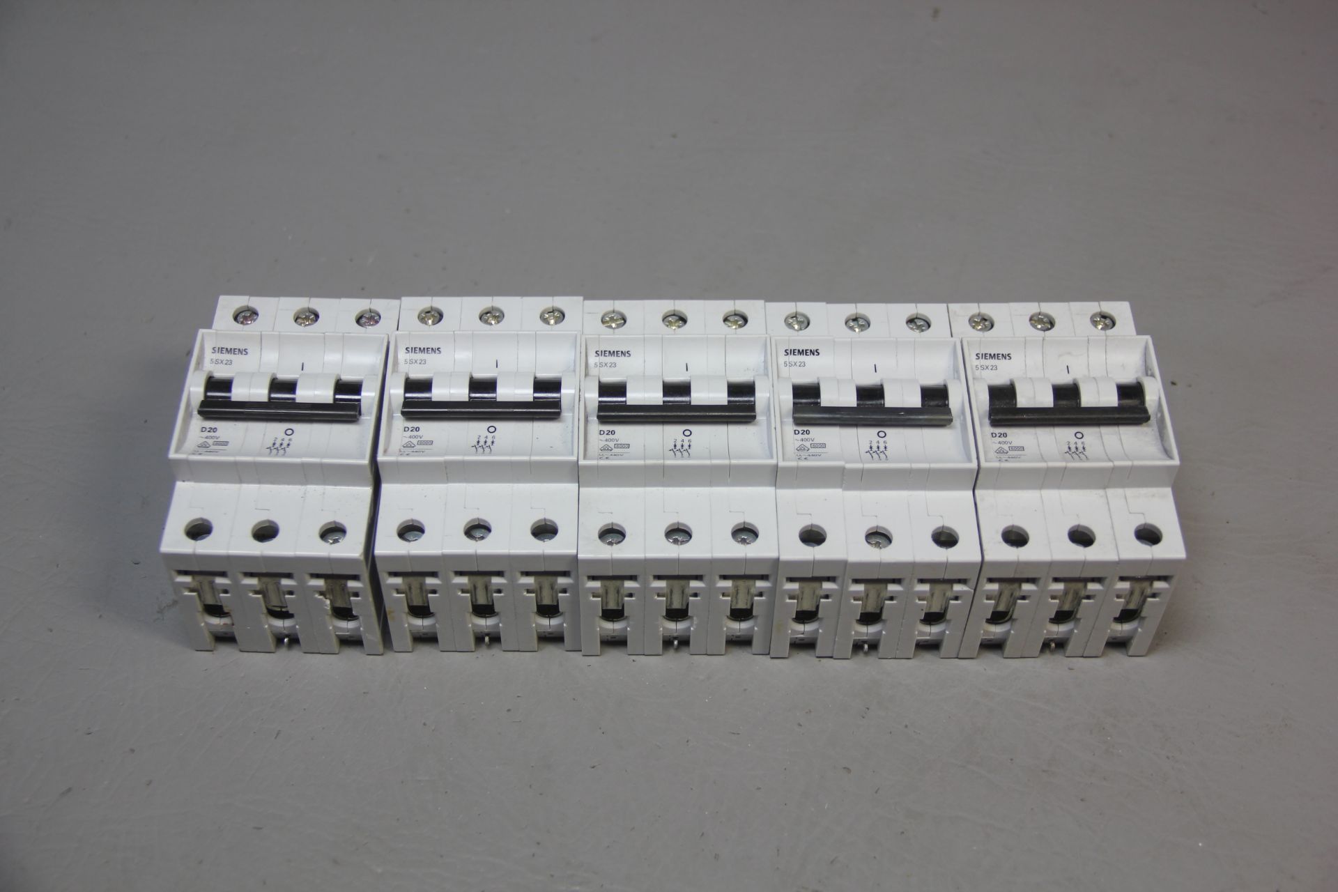 LOT OF UNUSED SIEMENS CIRCUIT BREAKERS