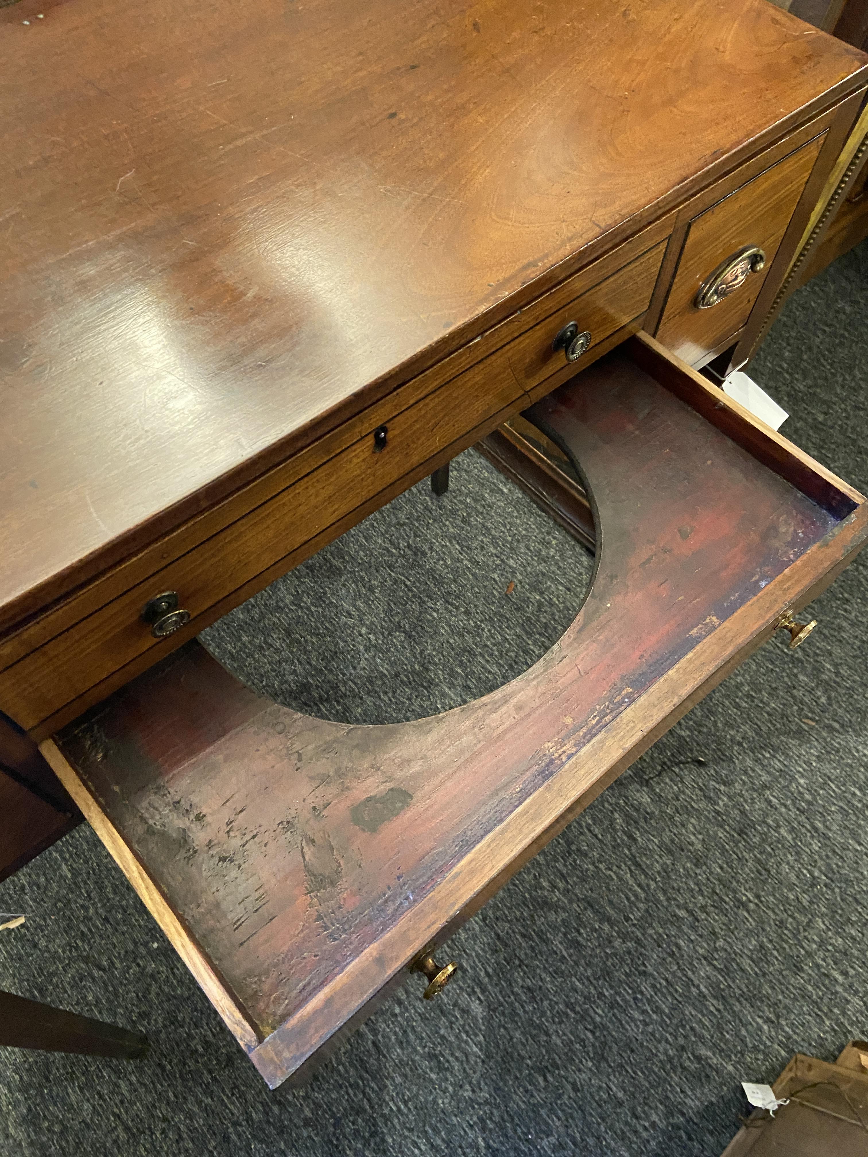 A George III mahogany gentleman's dressing table - Image 4 of 7