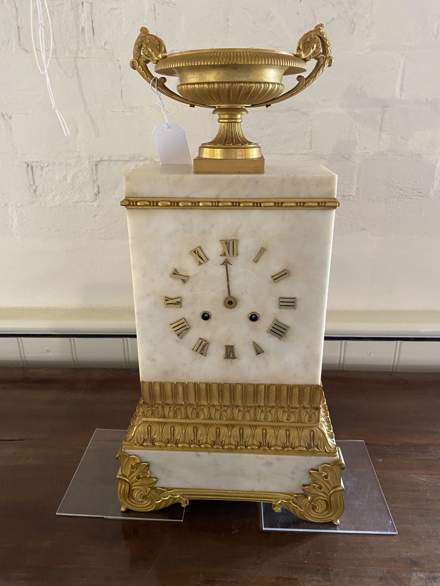 A mid 19th century French gilt bronze and white marble mantel clock - Image 4 of 8