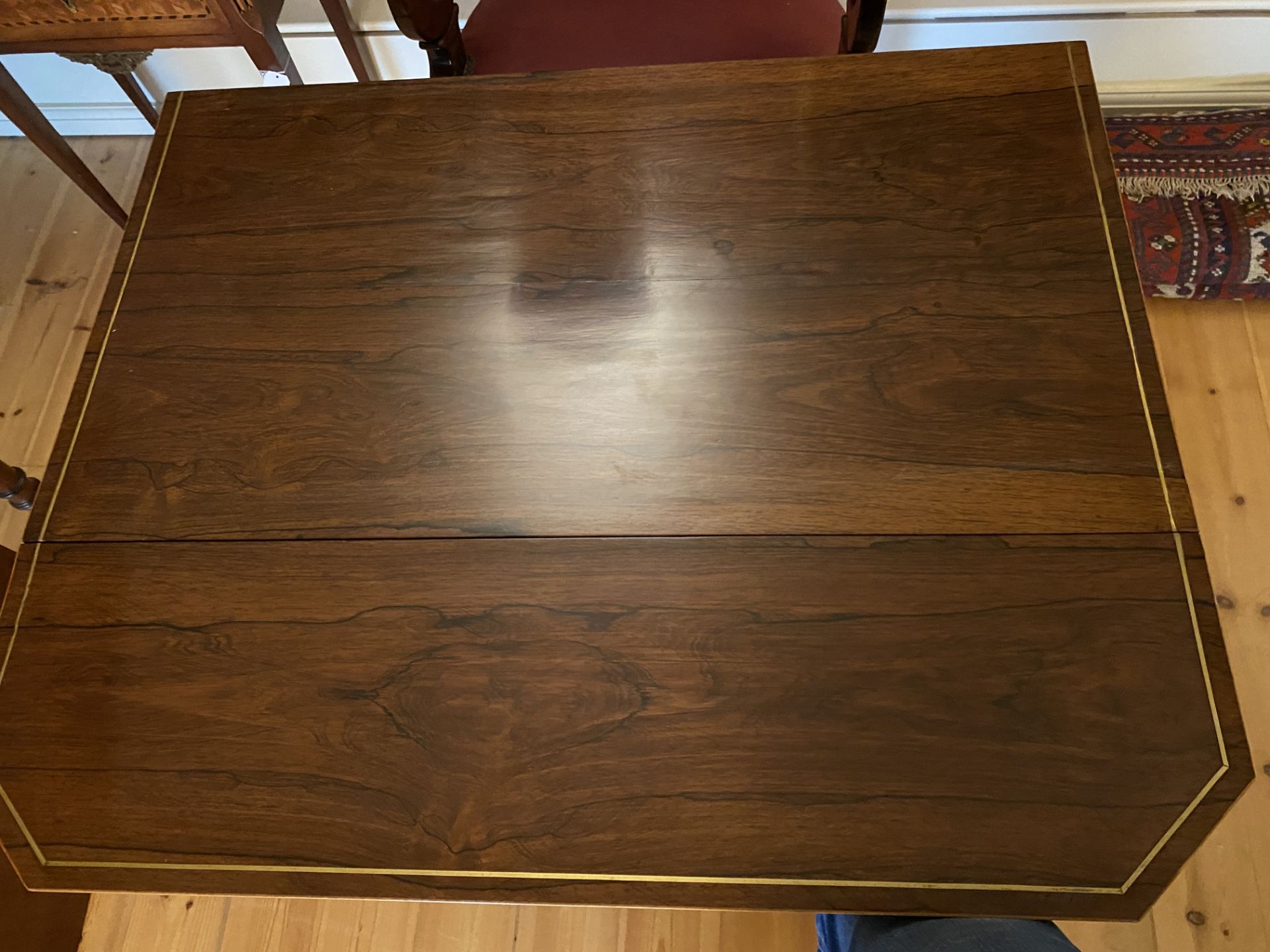 A Regency rosewood and brass inlaid drop leaf table - Image 5 of 11