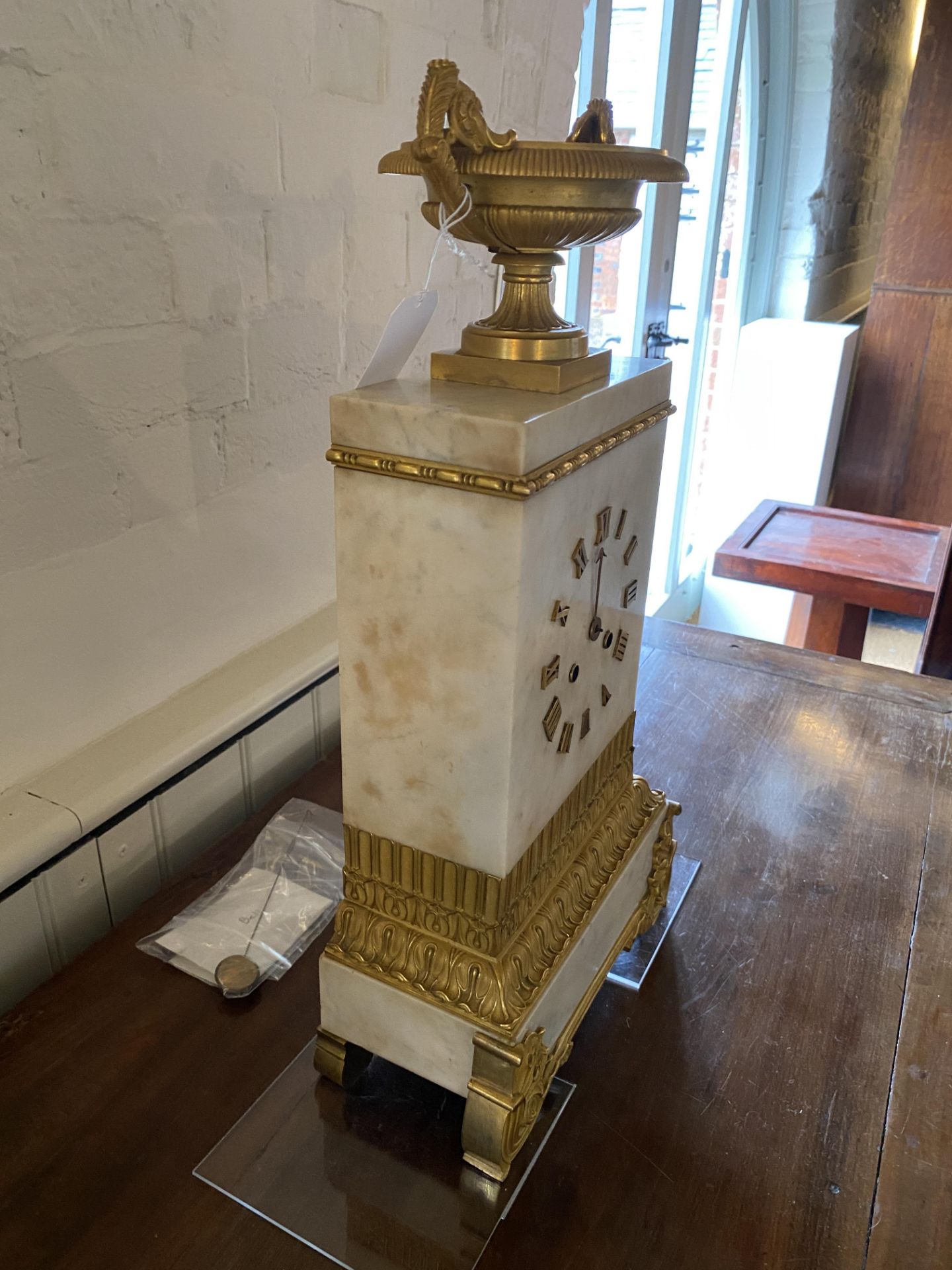 A mid 19th century French gilt bronze and white marble mantel clock - Image 8 of 8