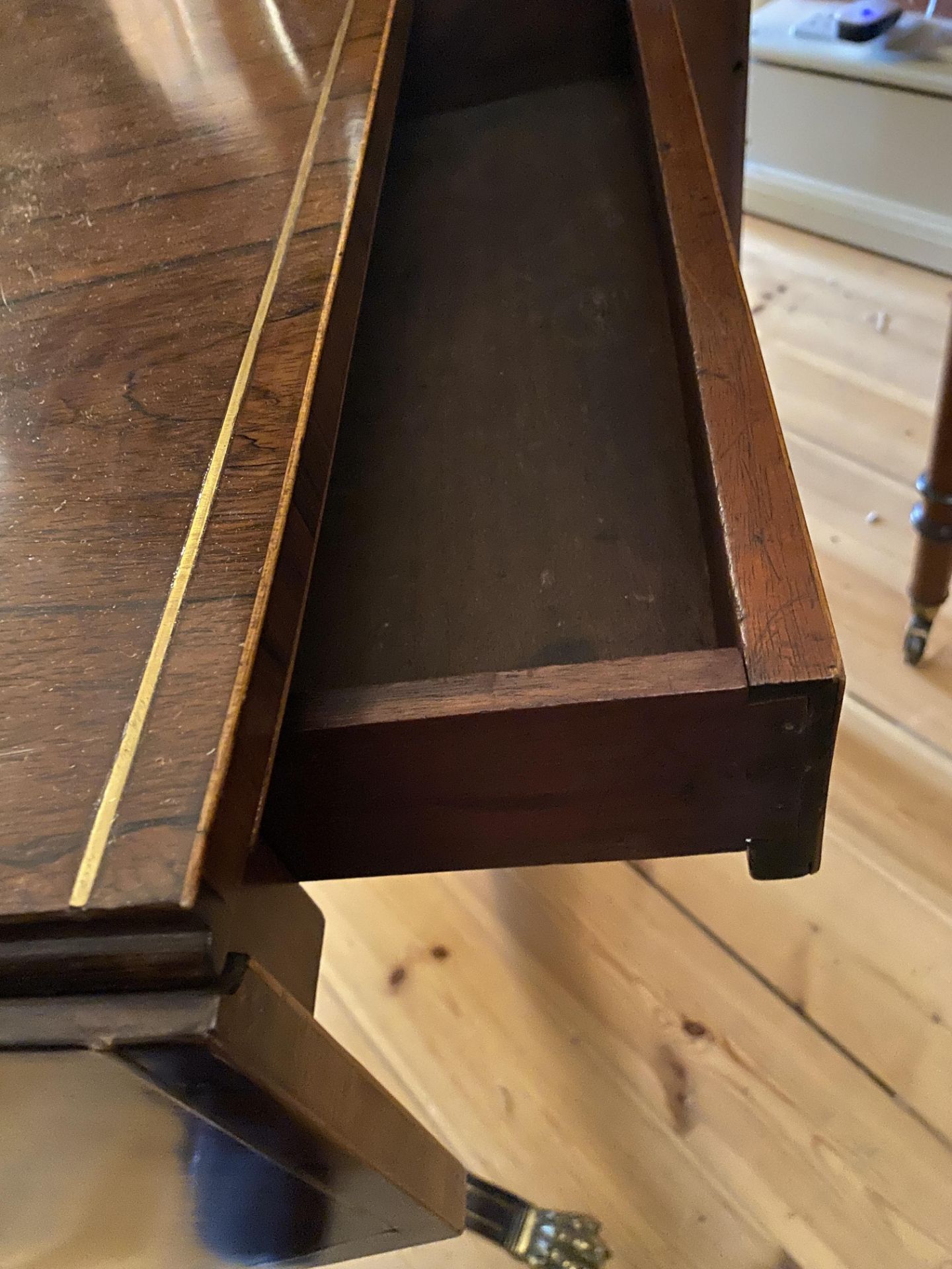 A Regency rosewood and brass inlaid drop leaf table - Image 10 of 11