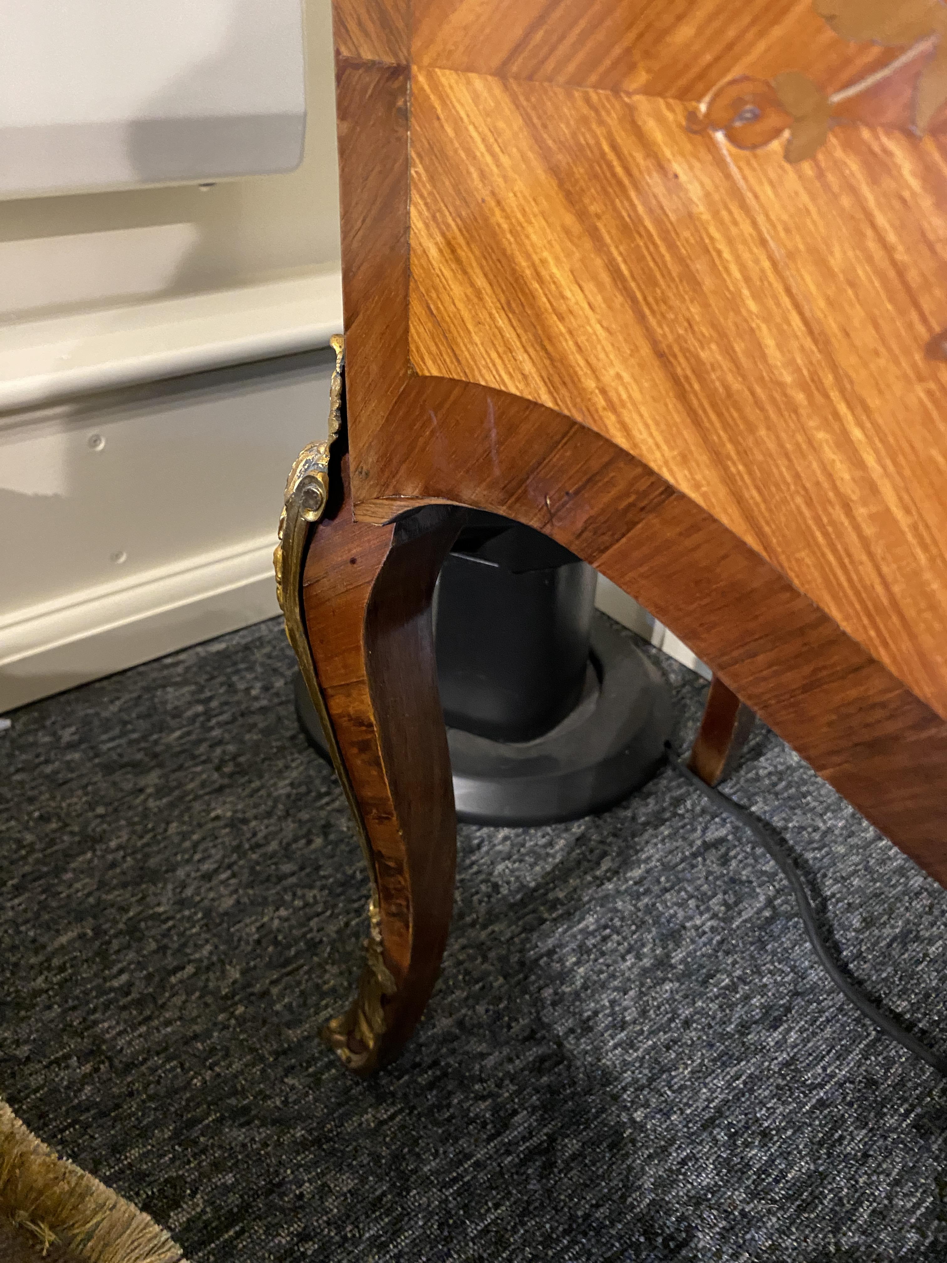 A late 19th century French kingwood and marquetry display cabinet - Image 8 of 11