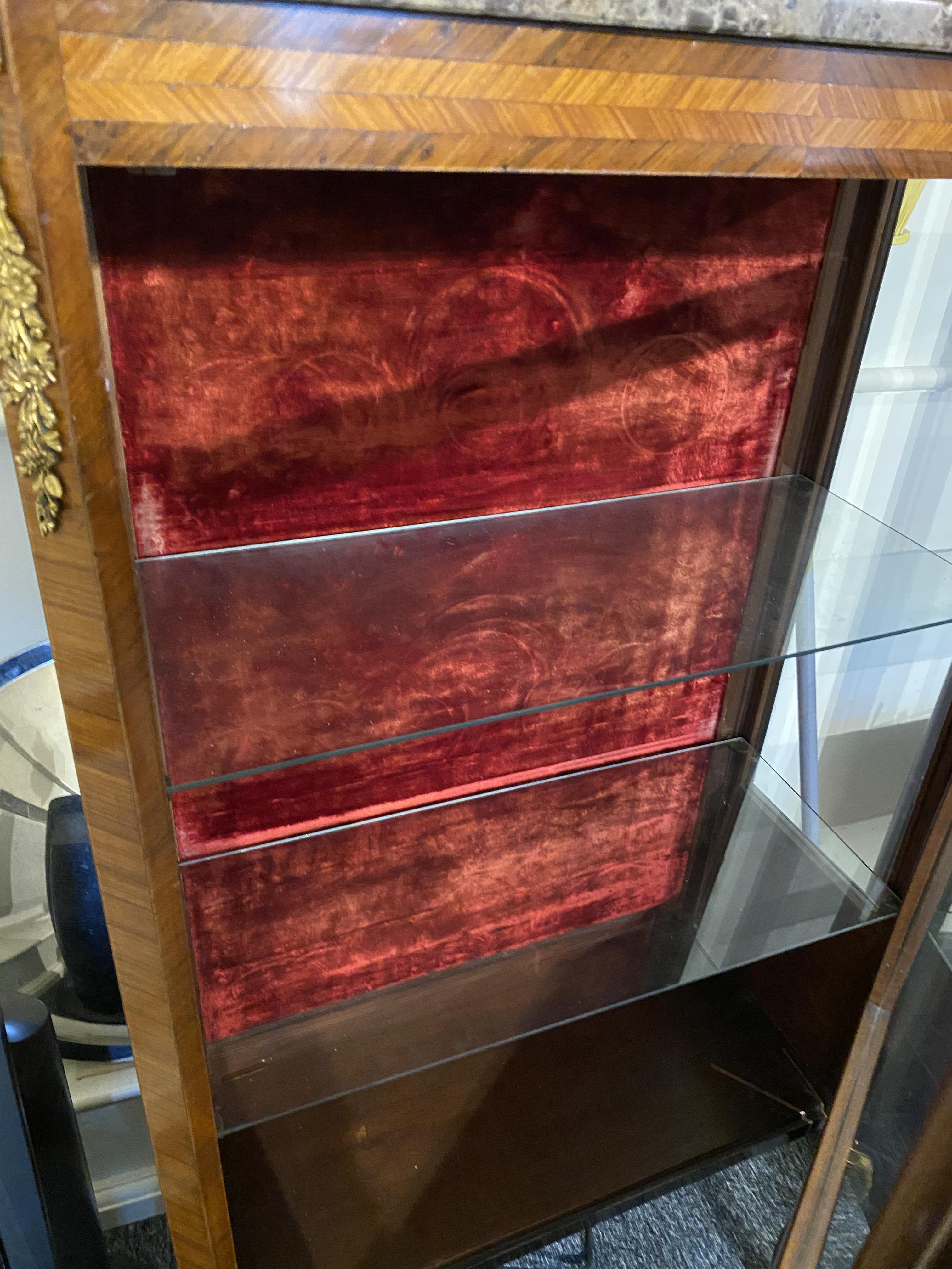 A late 19th century French kingwood and marquetry display cabinet - Image 9 of 11