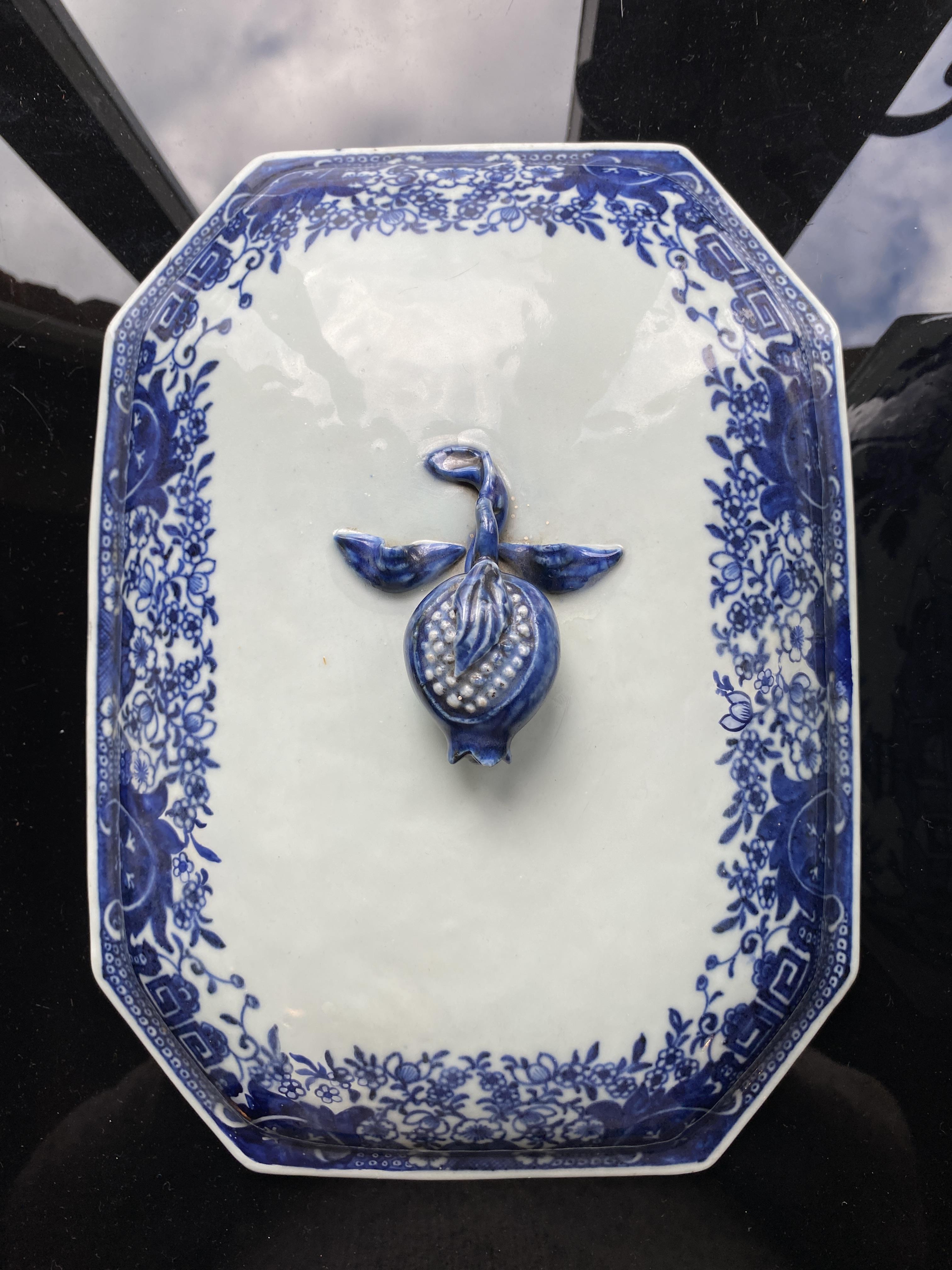 An 18th century Chinese Nanking blue and white porcelain tureen and cover - Image 3 of 13