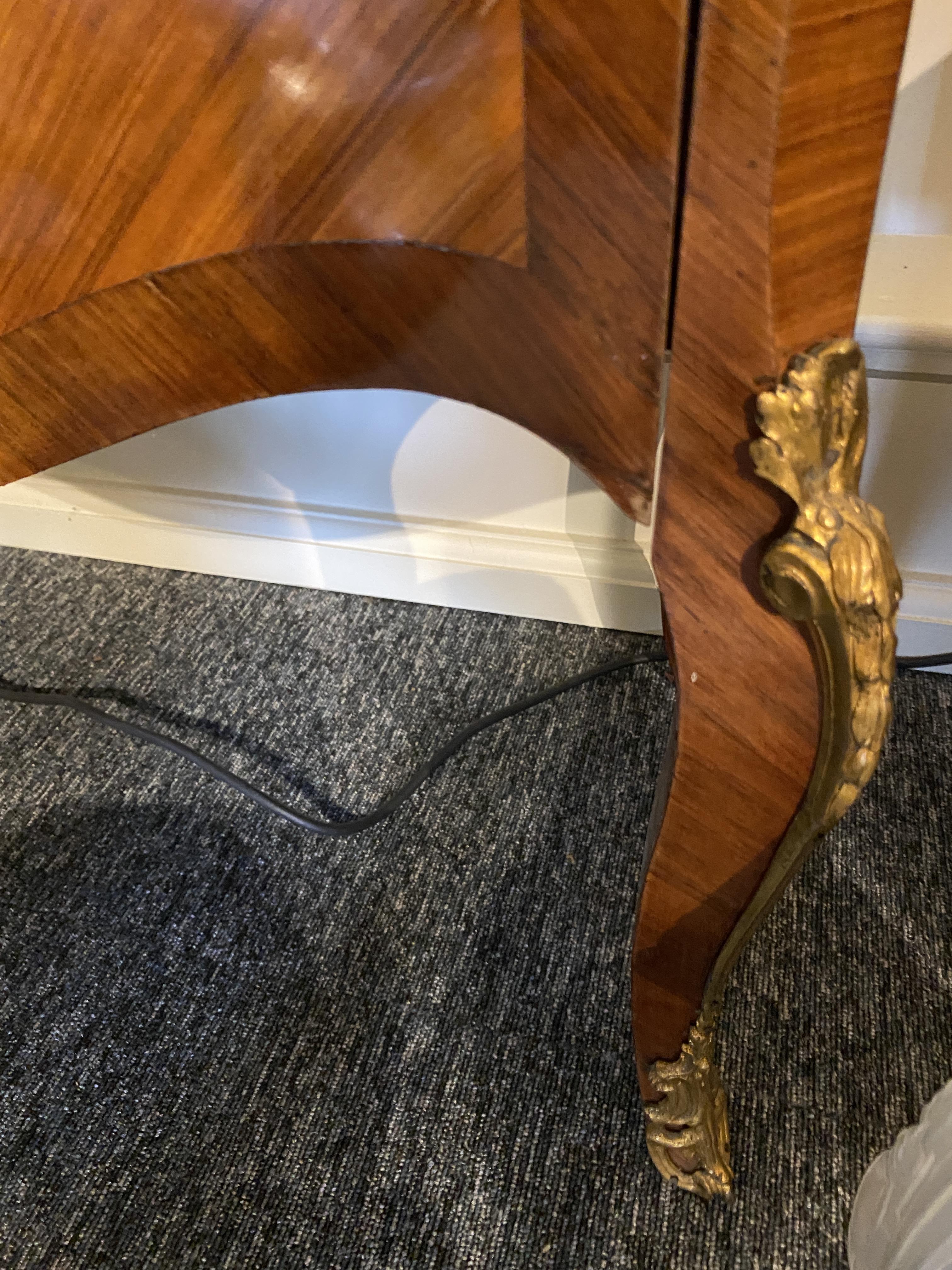 A late 19th century French kingwood and marquetry display cabinet - Image 7 of 11