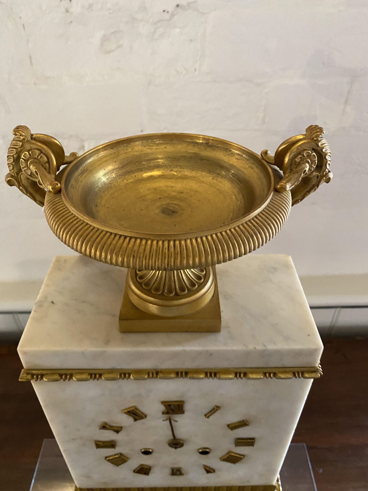 A mid 19th century French gilt bronze and white marble mantel clock - Image 5 of 8