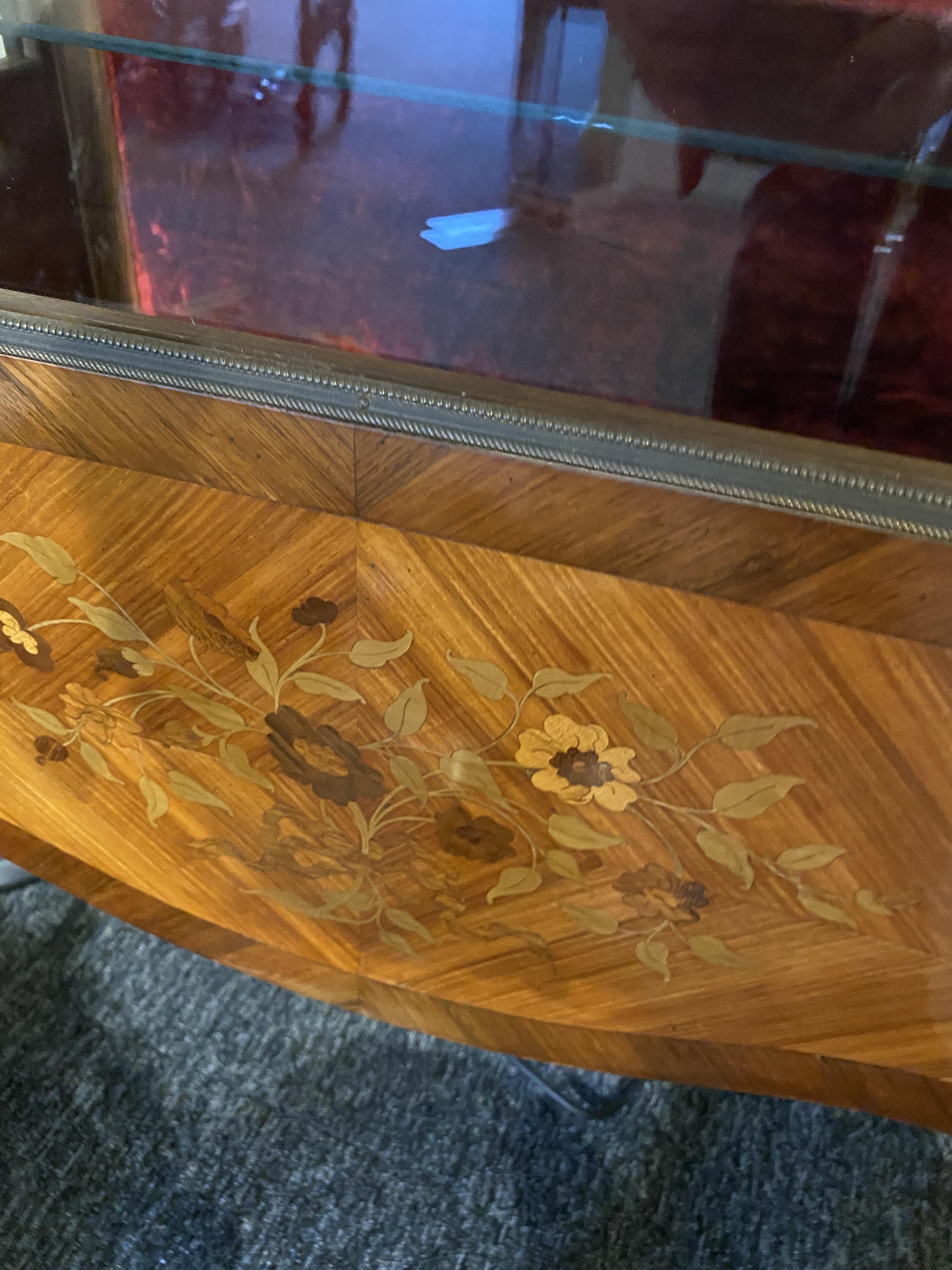A late 19th century French kingwood and marquetry display cabinet - Image 5 of 11