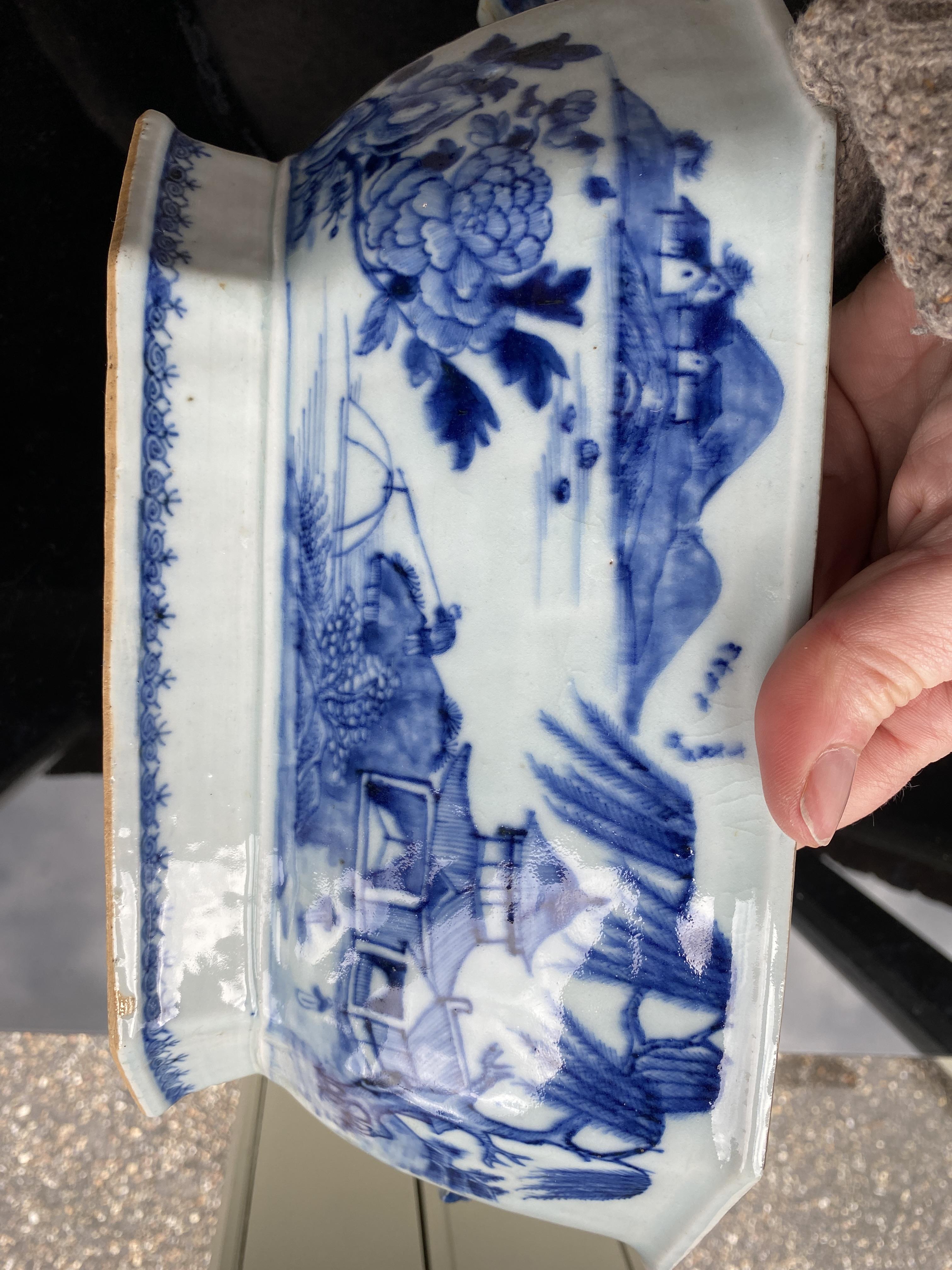 An 18th century Chinese Nanking blue and white porcelain tureen and cover - Image 9 of 13