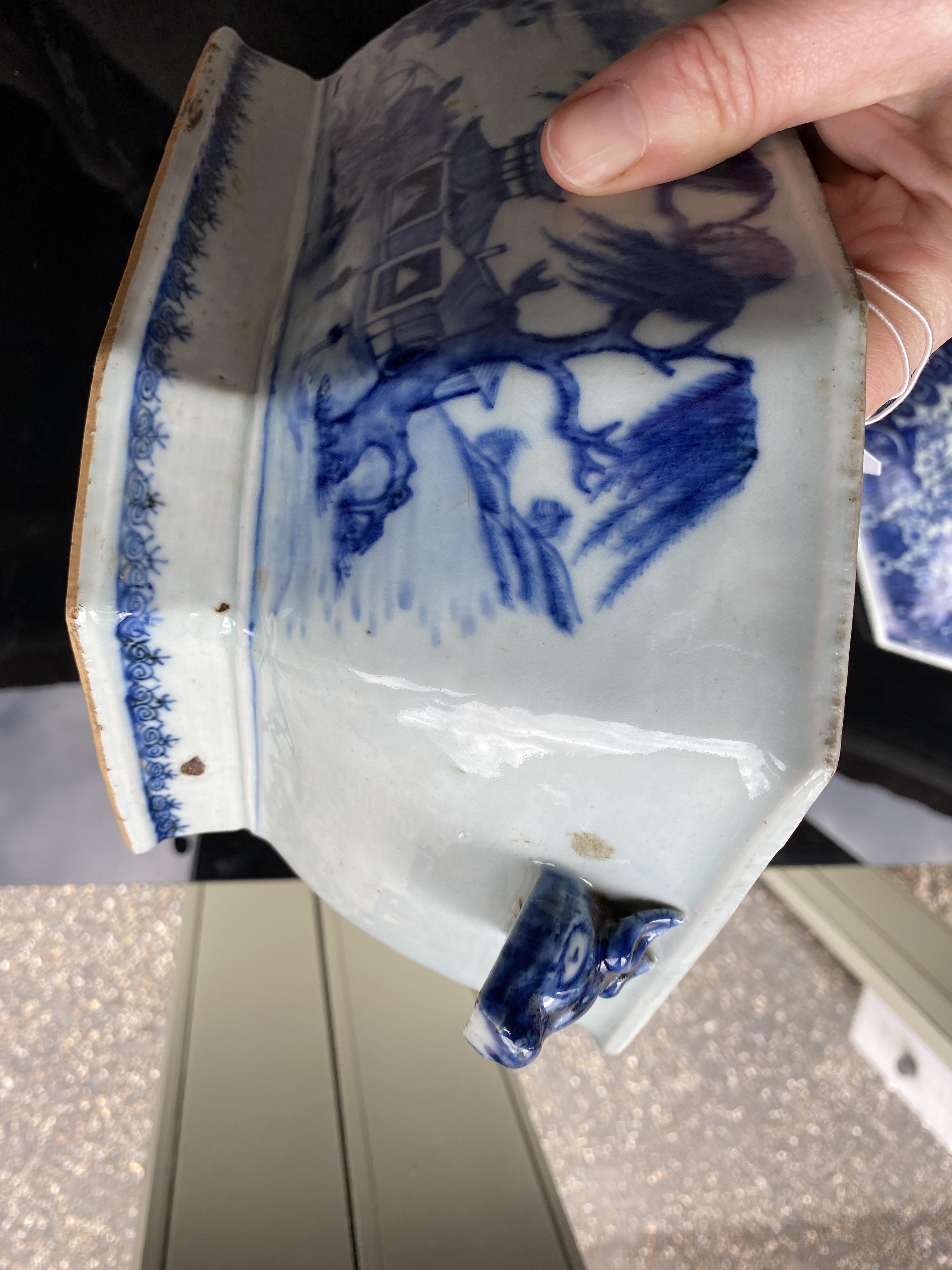 An 18th century Chinese Nanking blue and white porcelain tureen and cover - Image 12 of 13