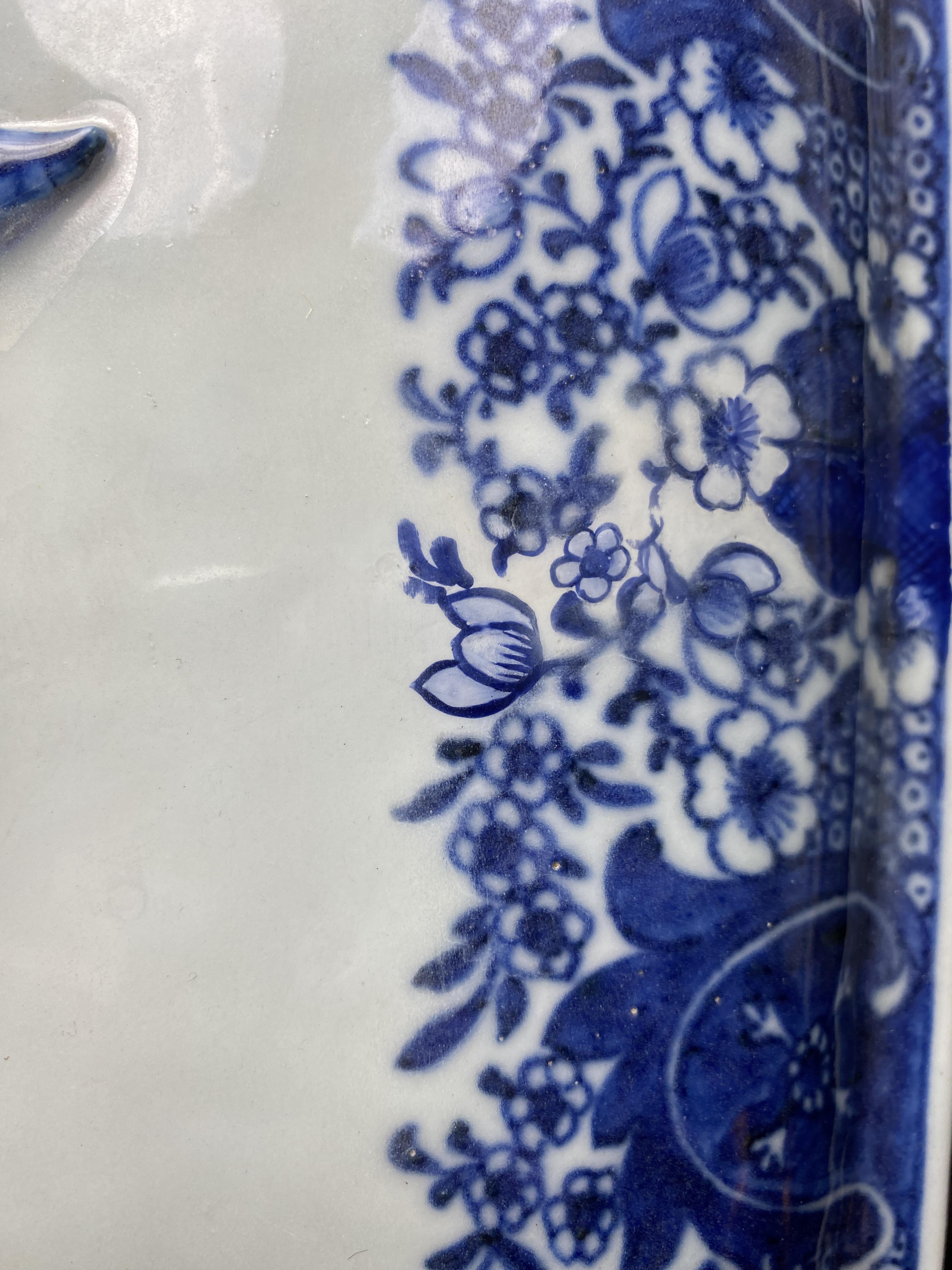 An 18th century Chinese Nanking blue and white porcelain tureen and cover - Image 5 of 13