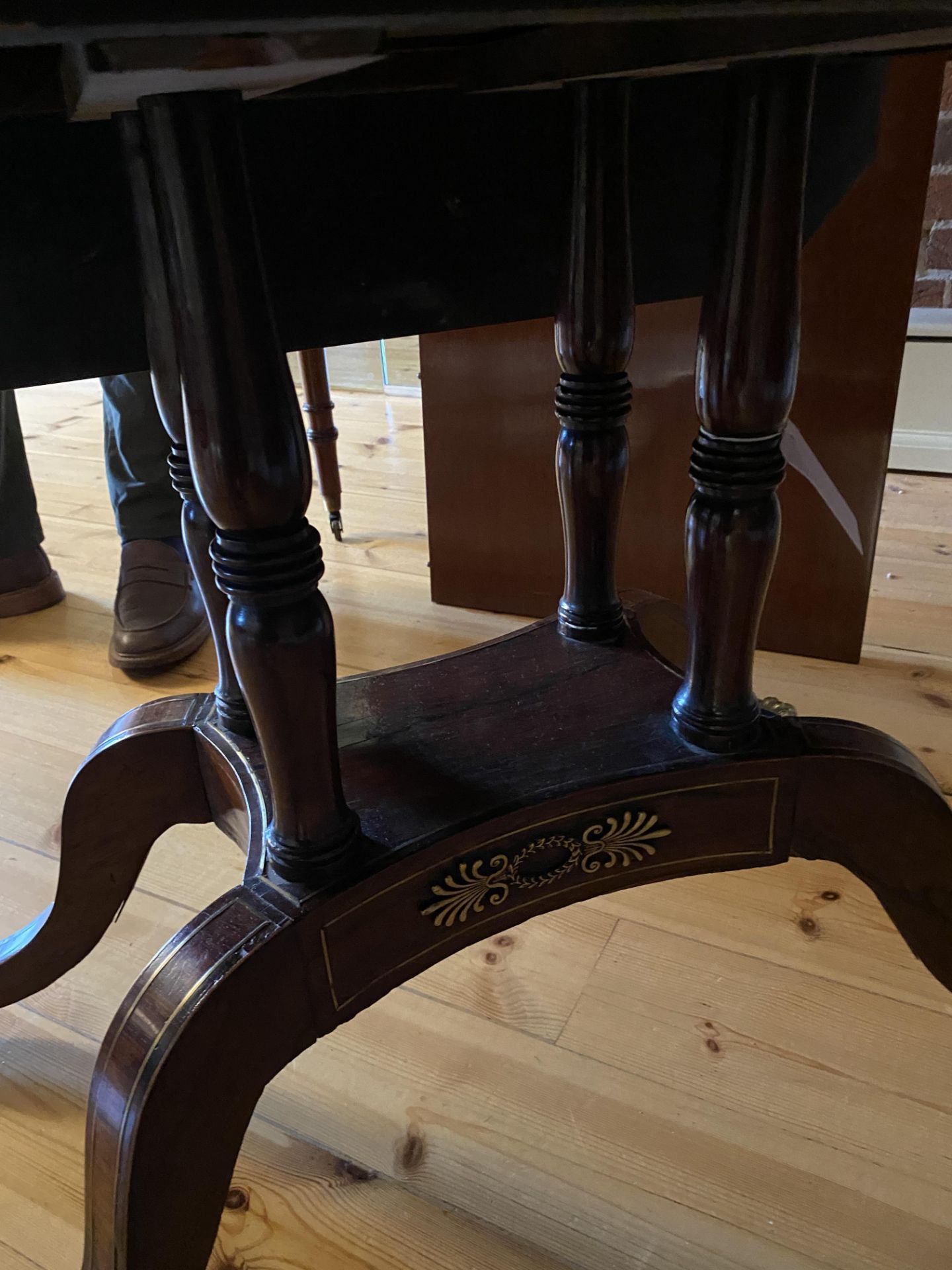 A Regency rosewood and brass inlaid drop leaf table - Image 9 of 11