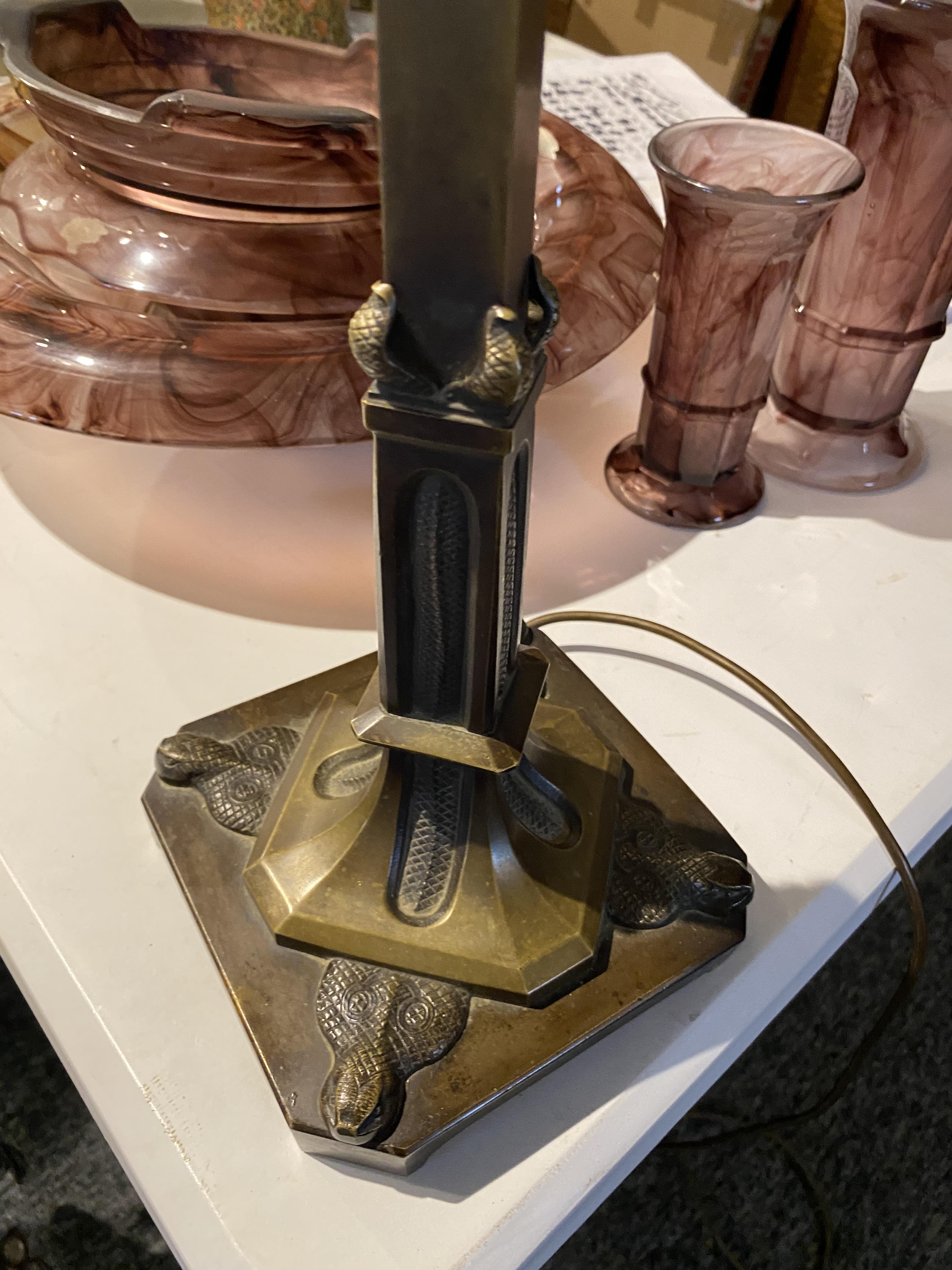 An Art Deco bronze table lamp decorated with snakes, probably English - Image 5 of 7