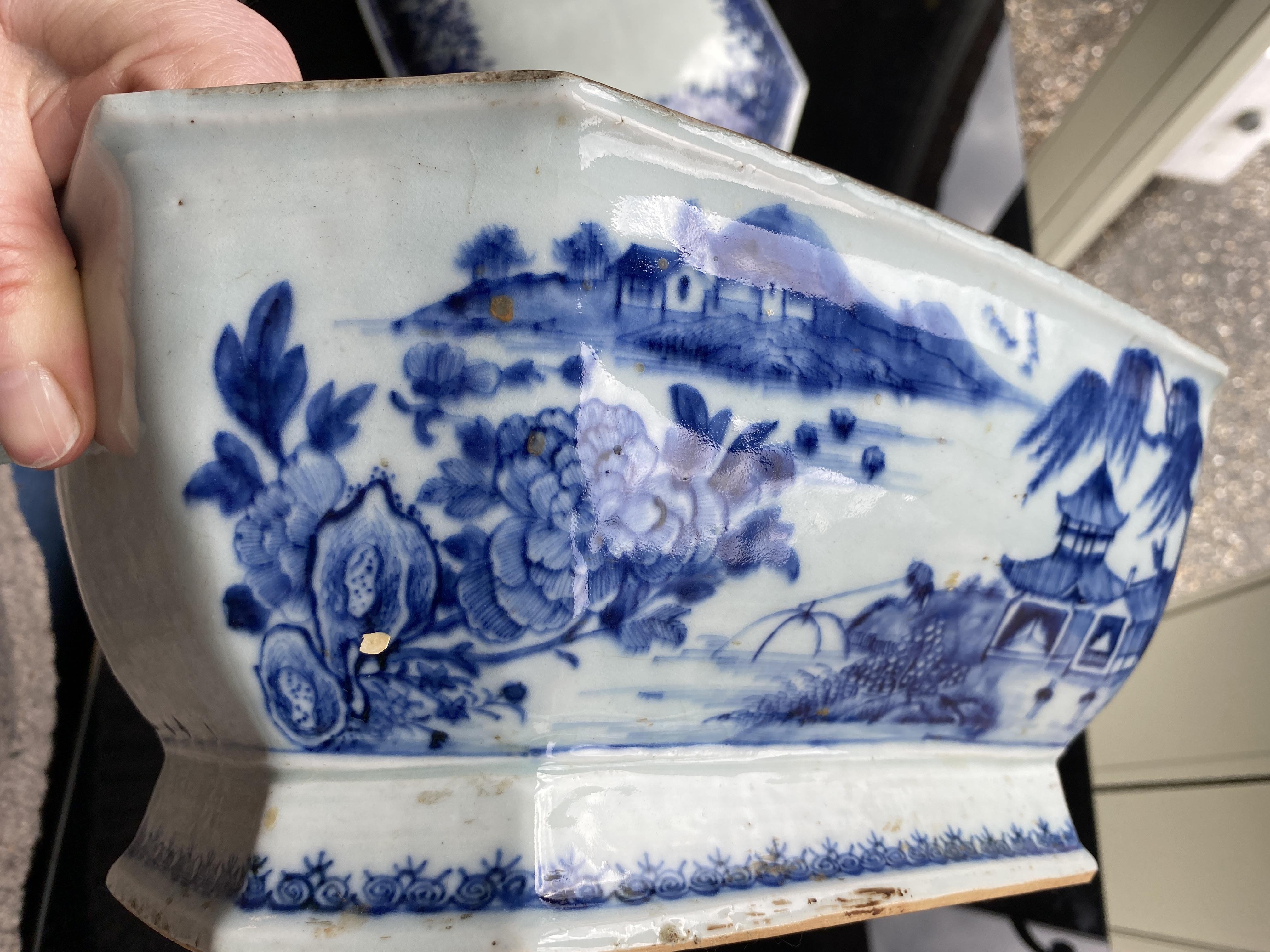 An 18th century Chinese Nanking blue and white porcelain tureen and cover - Image 11 of 13