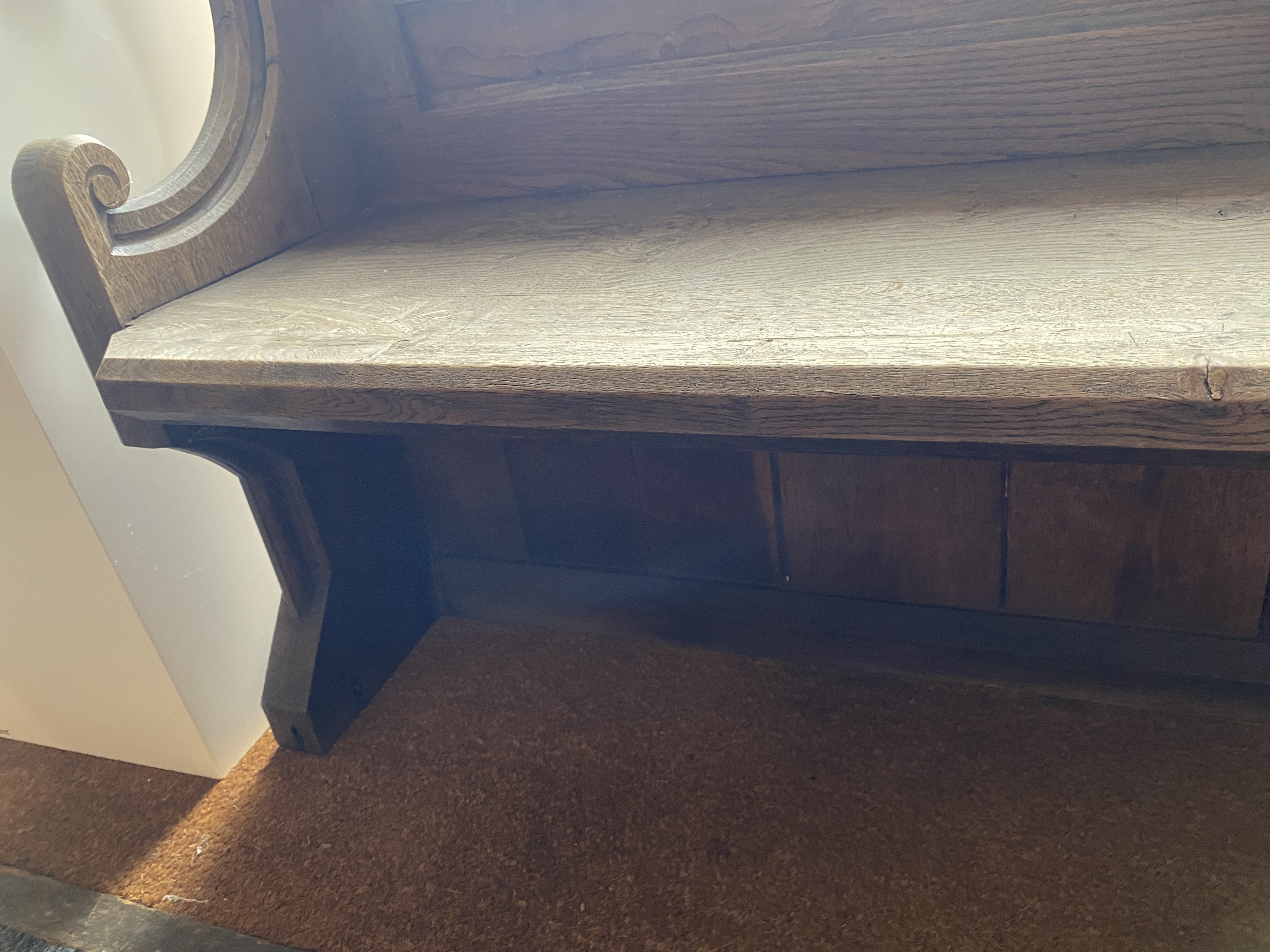 A small oak carved hall bench - Image 6 of 9