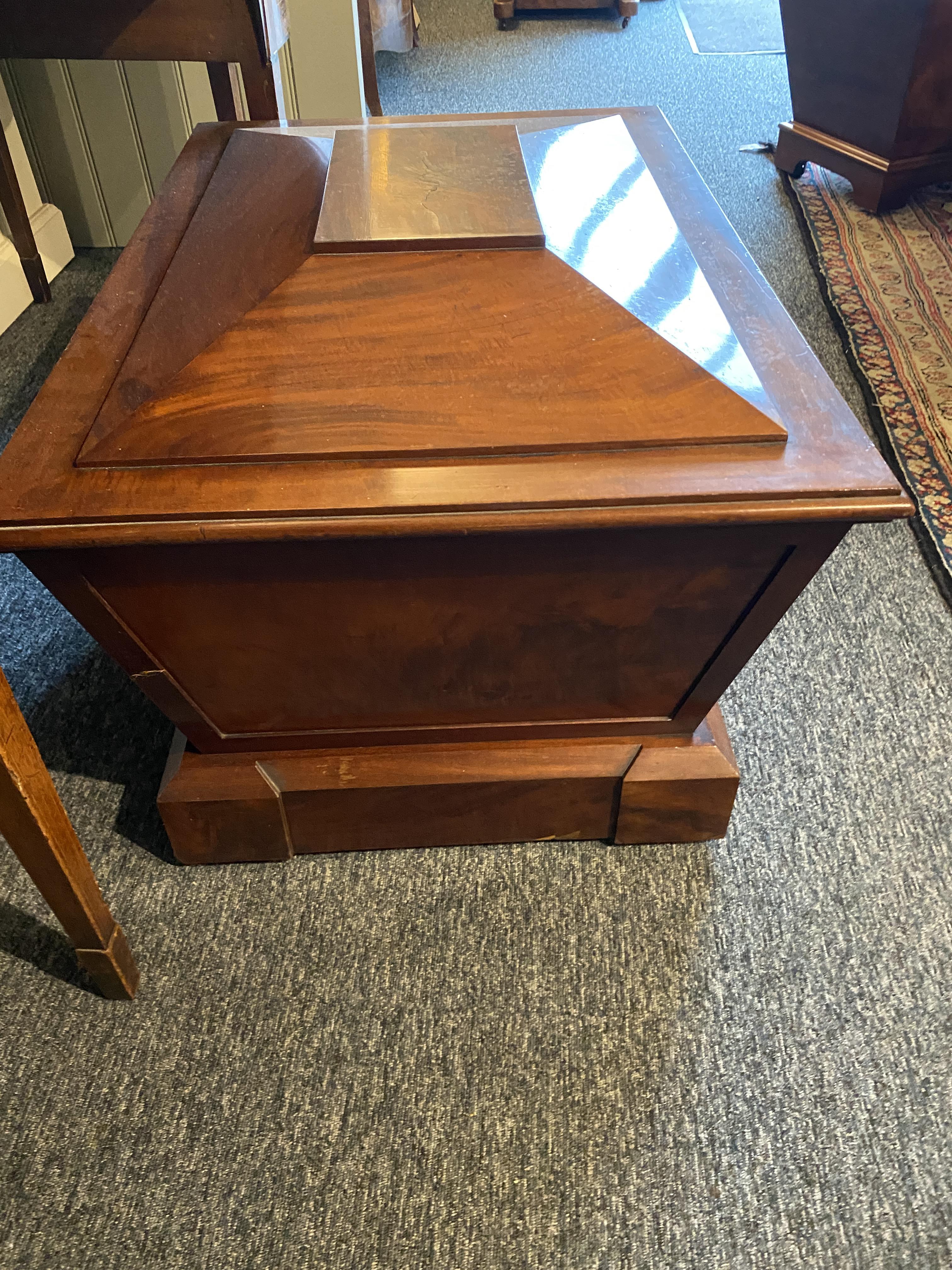 A large Regency mahogany sarcophagus shaped country house wine cooler - Image 5 of 8