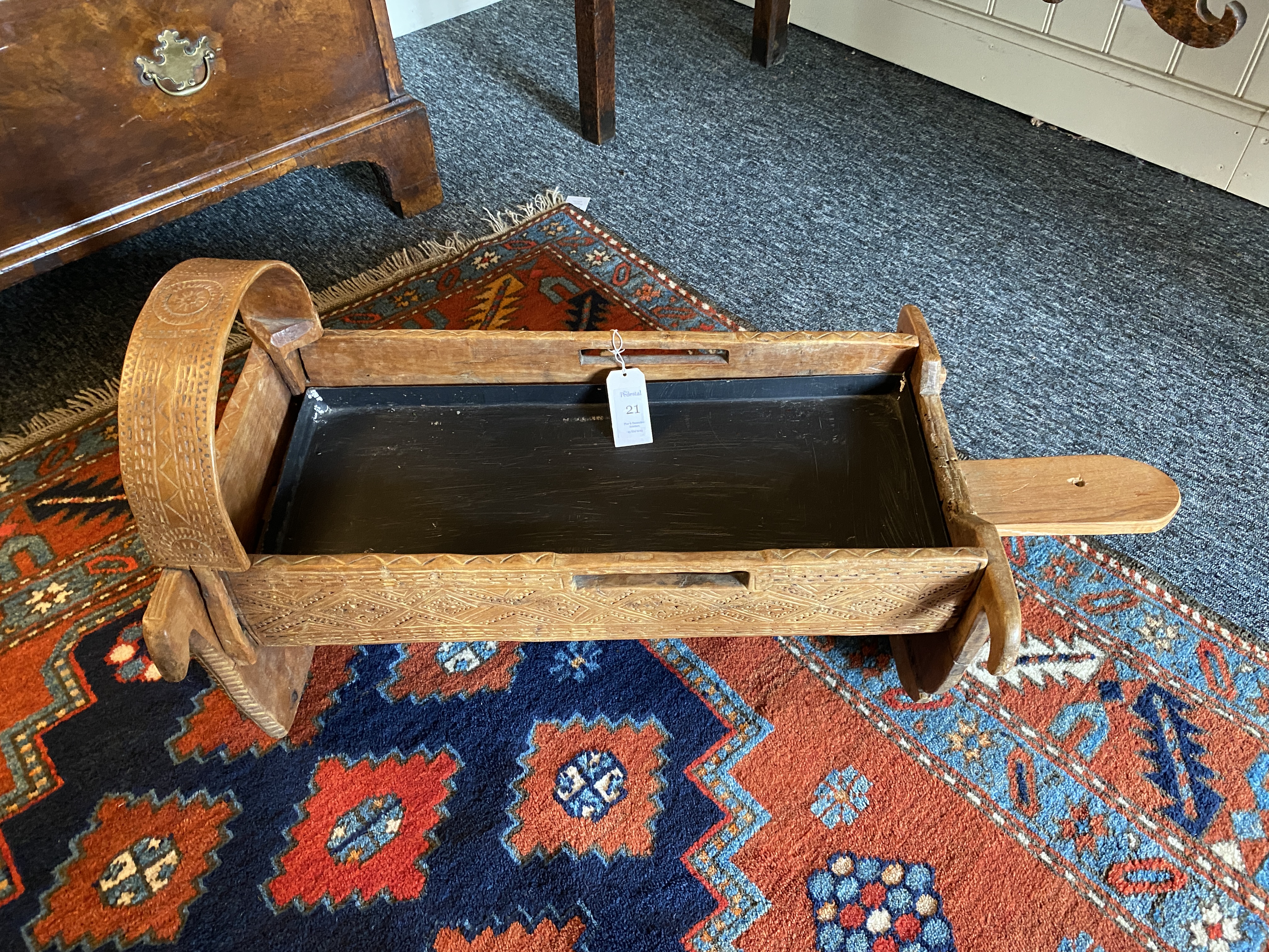 An early 20th century Balkan carved wood cradle - Image 2 of 14