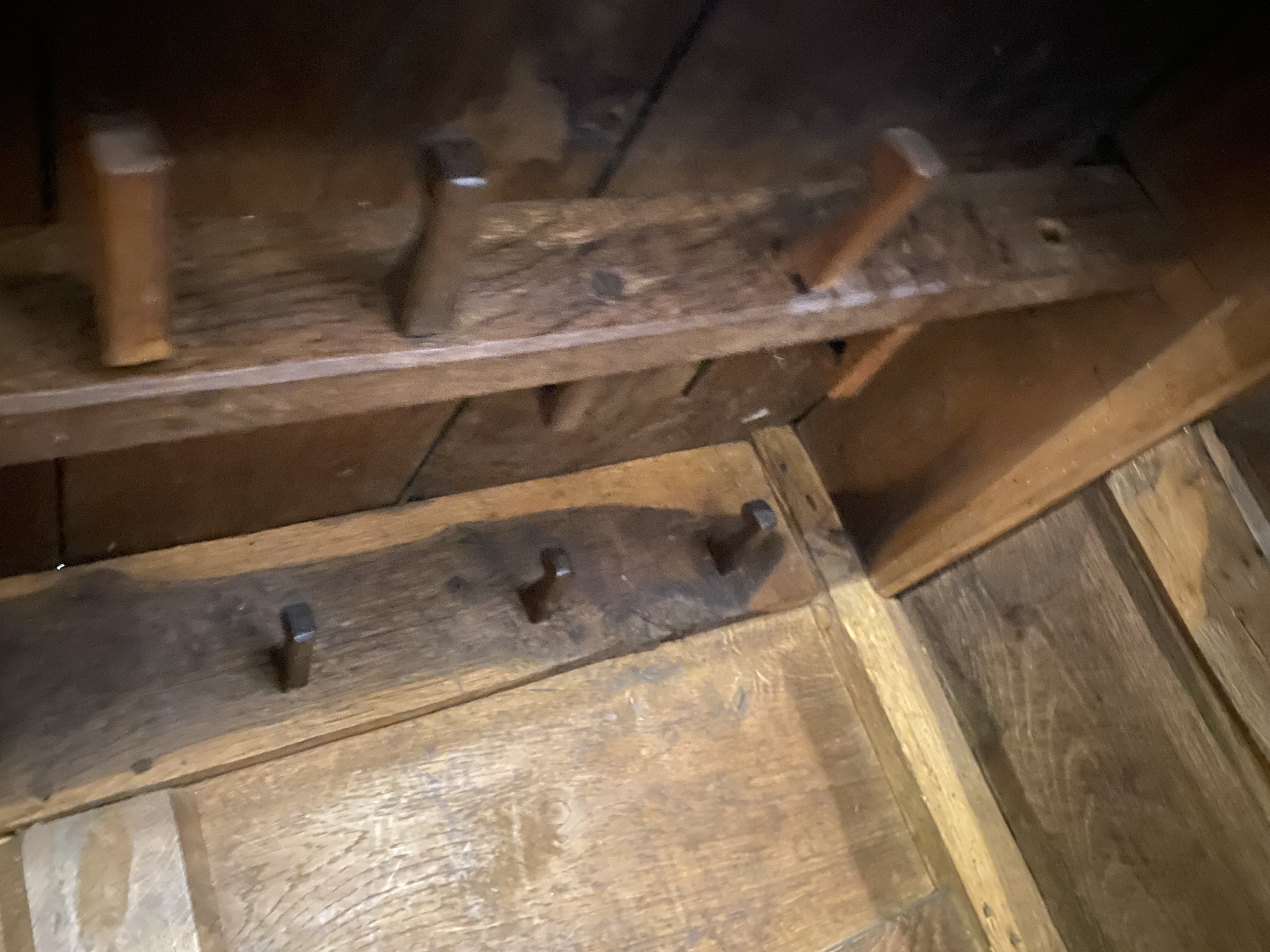 An 18th century oak bacon press - Image 18 of 27