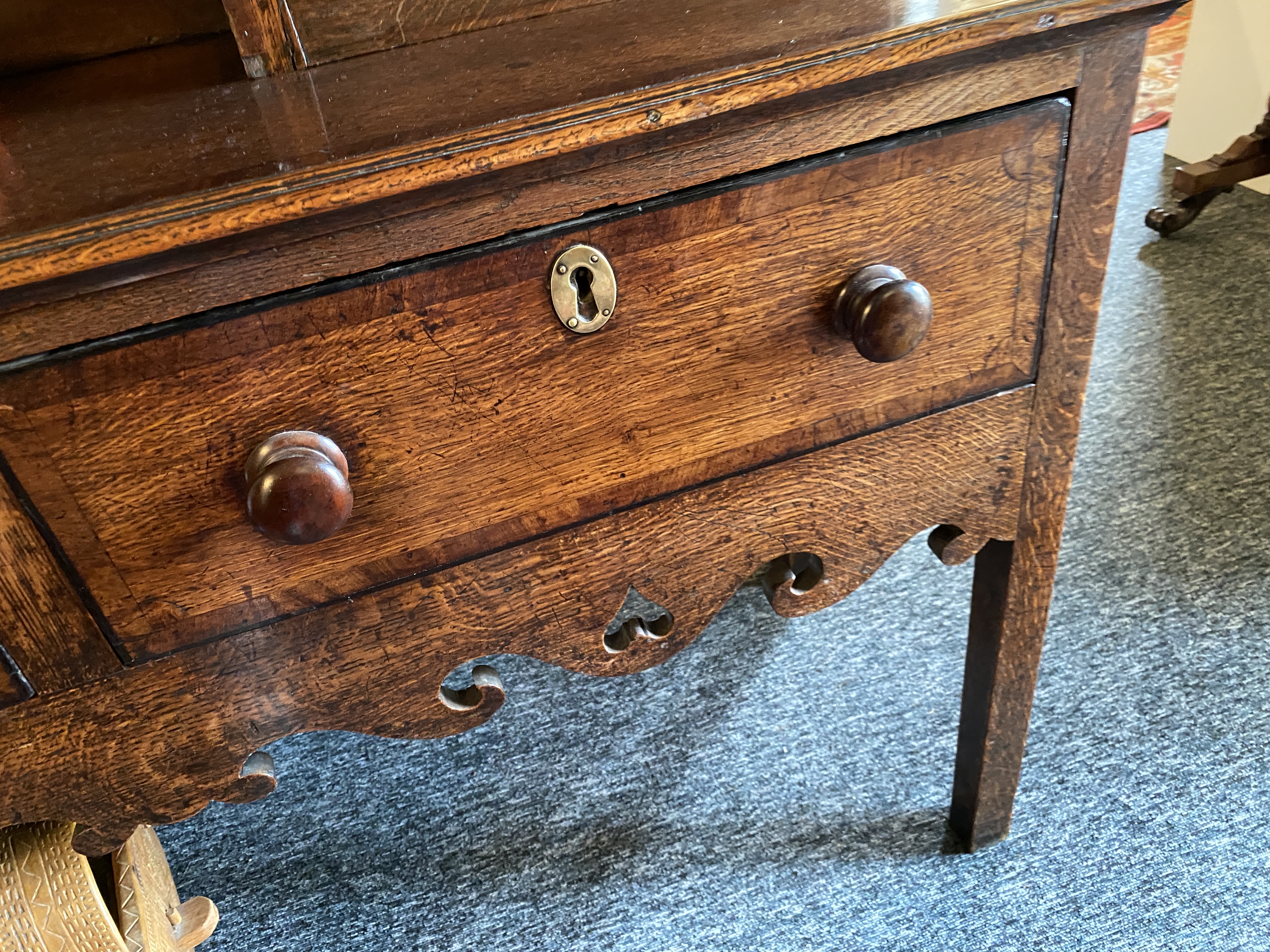 An 18th century oak and mahogany crossbanded dresser - Image 12 of 17