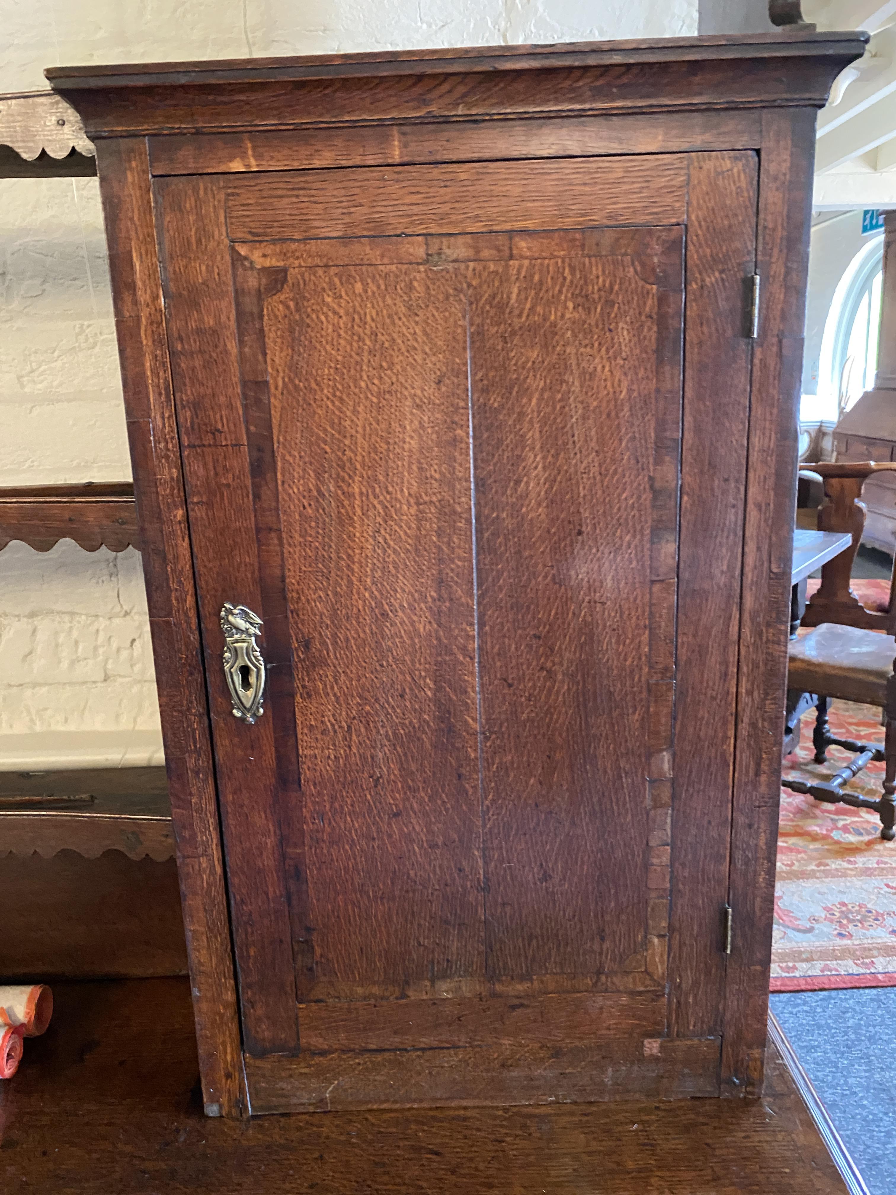 An 18th century oak and mahogany crossbanded dresser - Image 8 of 17