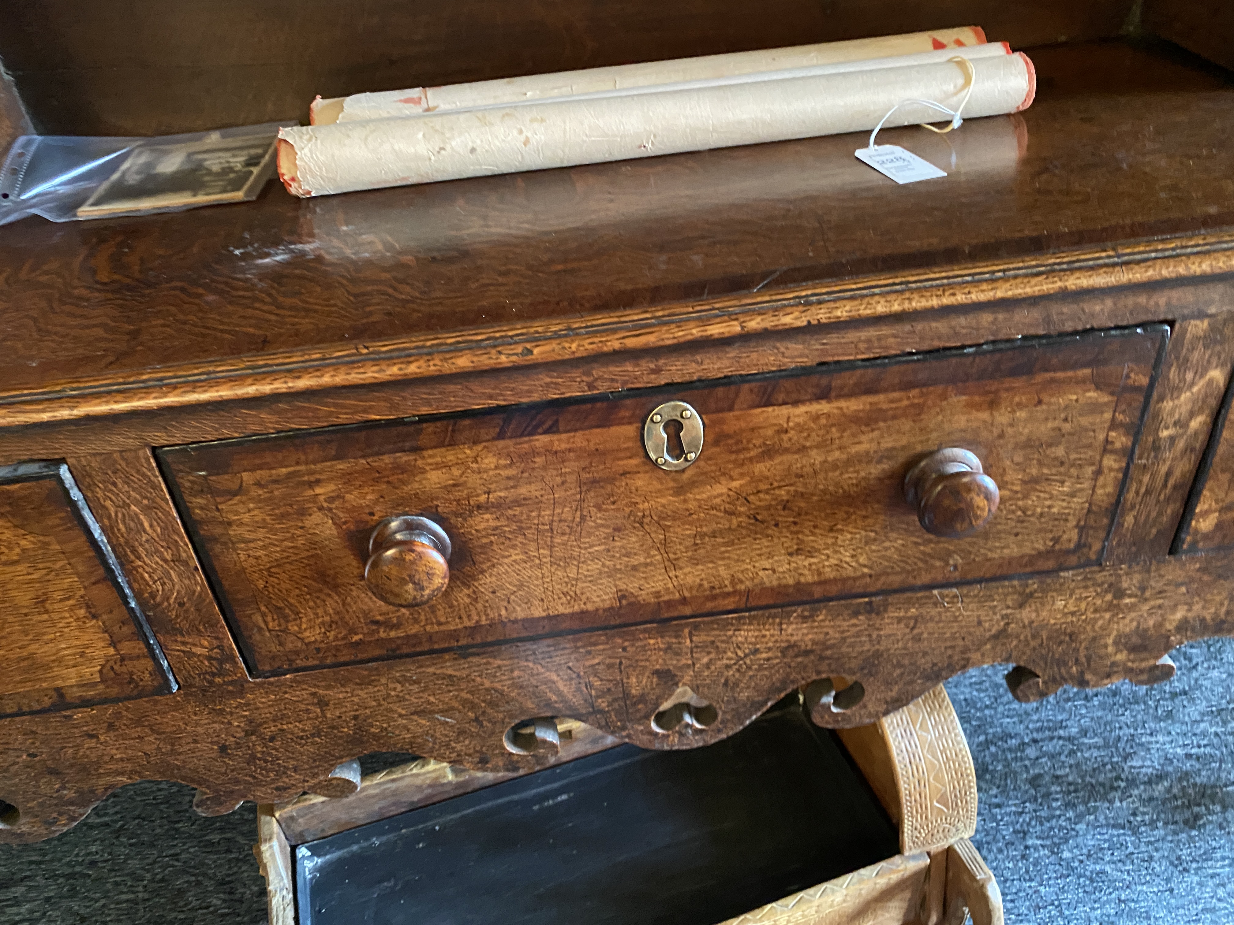 An 18th century oak and mahogany crossbanded dresser - Image 11 of 17