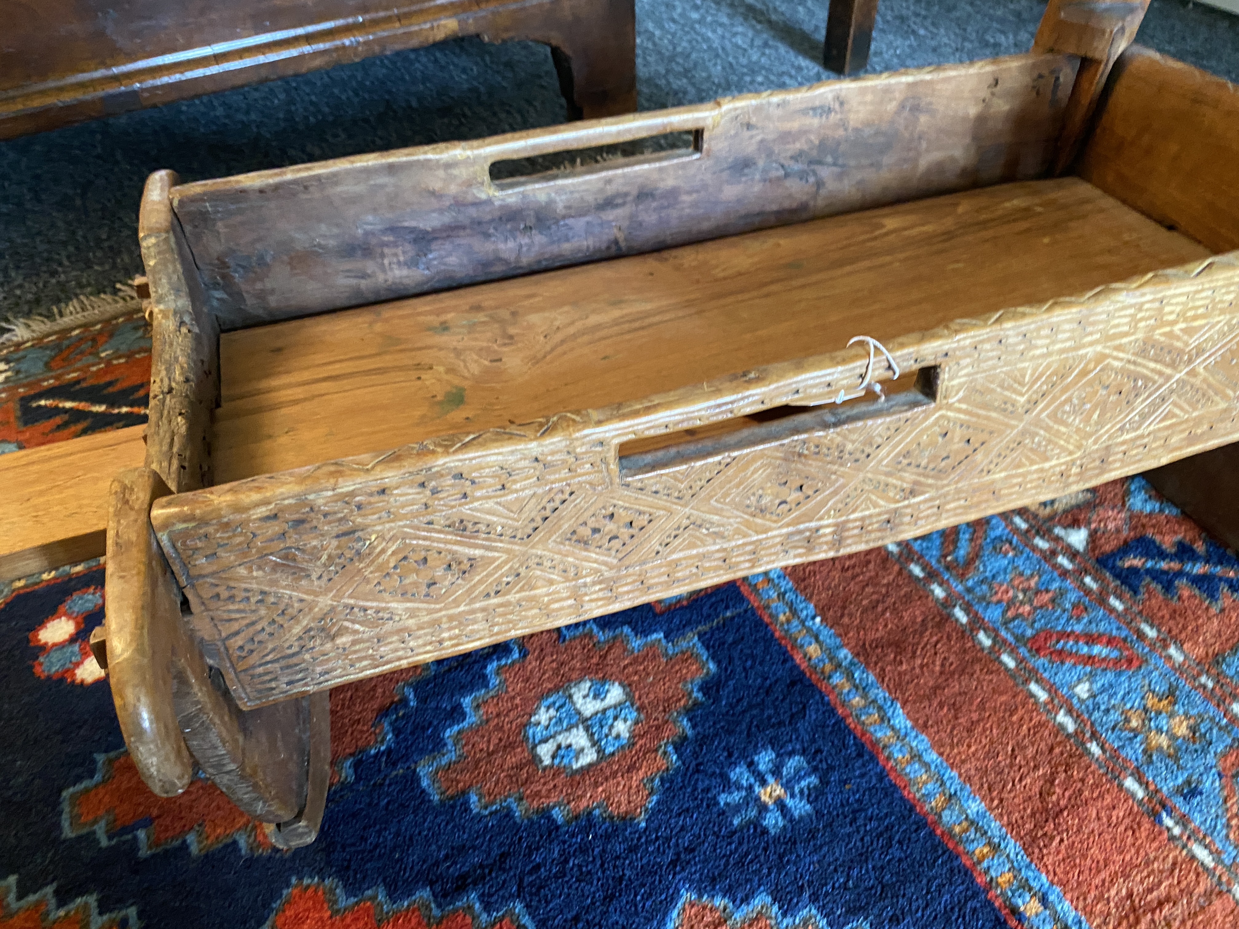 An early 20th century Balkan carved wood cradle - Image 10 of 14