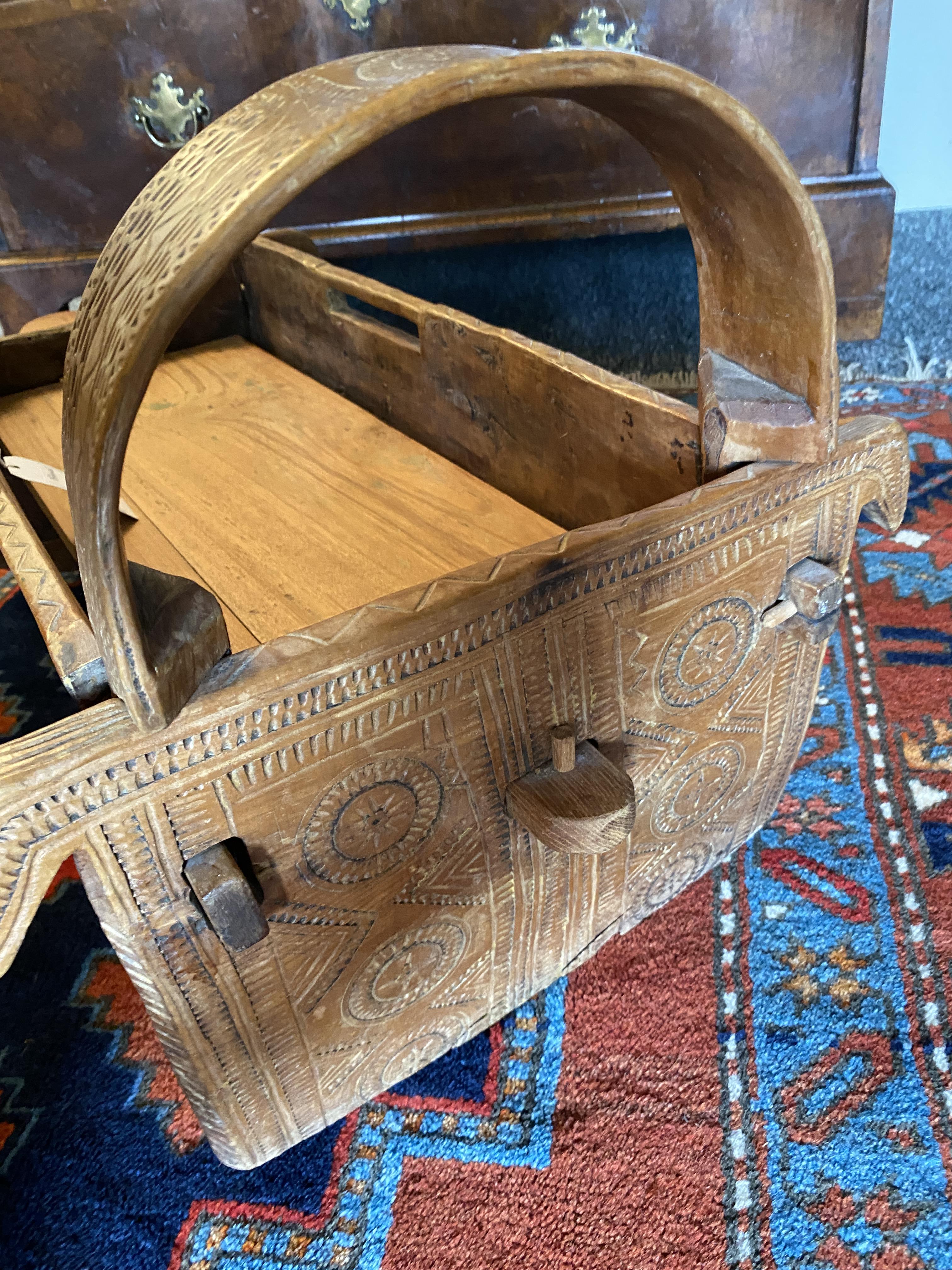 An early 20th century Balkan carved wood cradle - Image 12 of 14