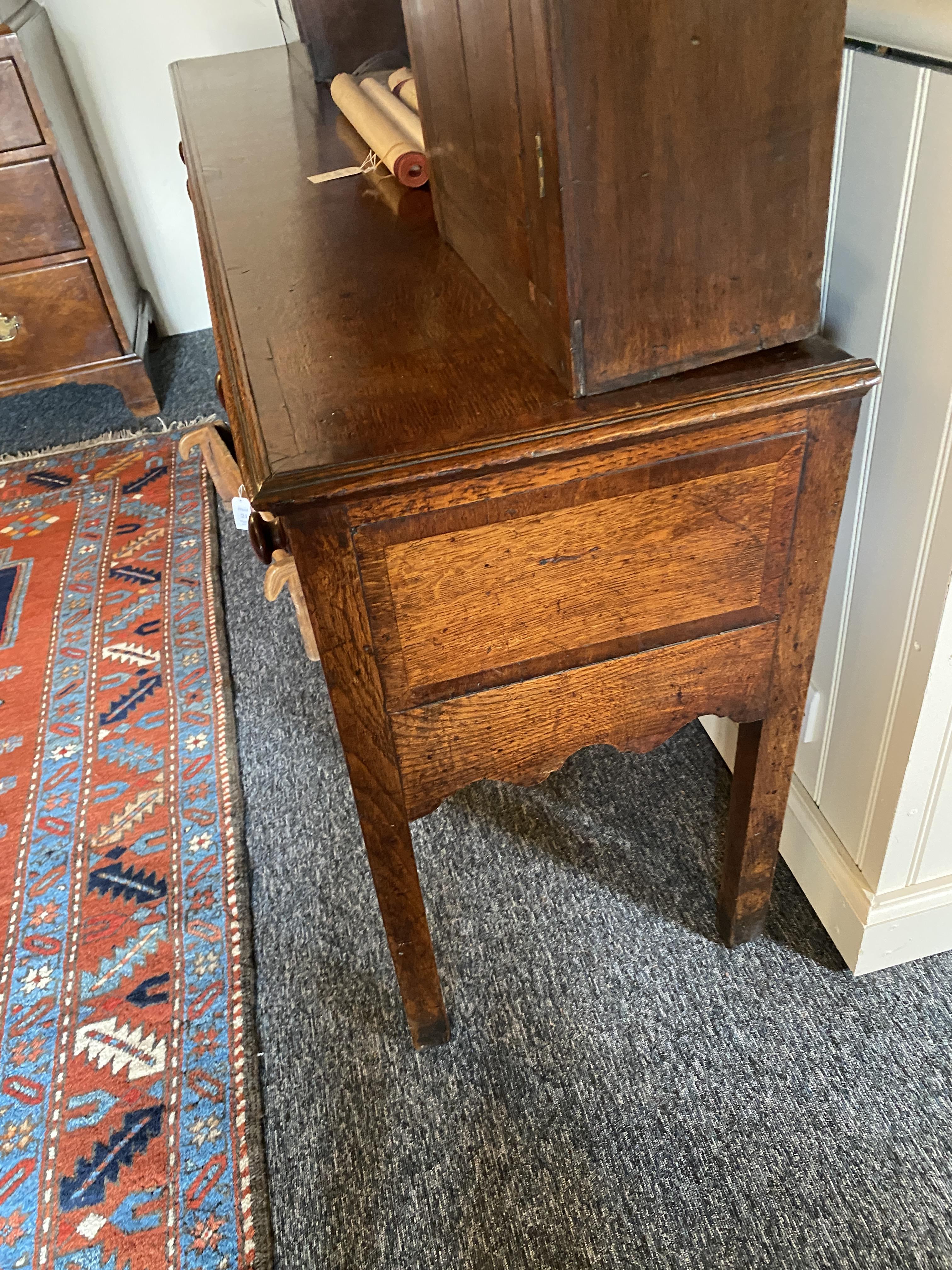 An 18th century oak and mahogany crossbanded dresser - Image 13 of 17