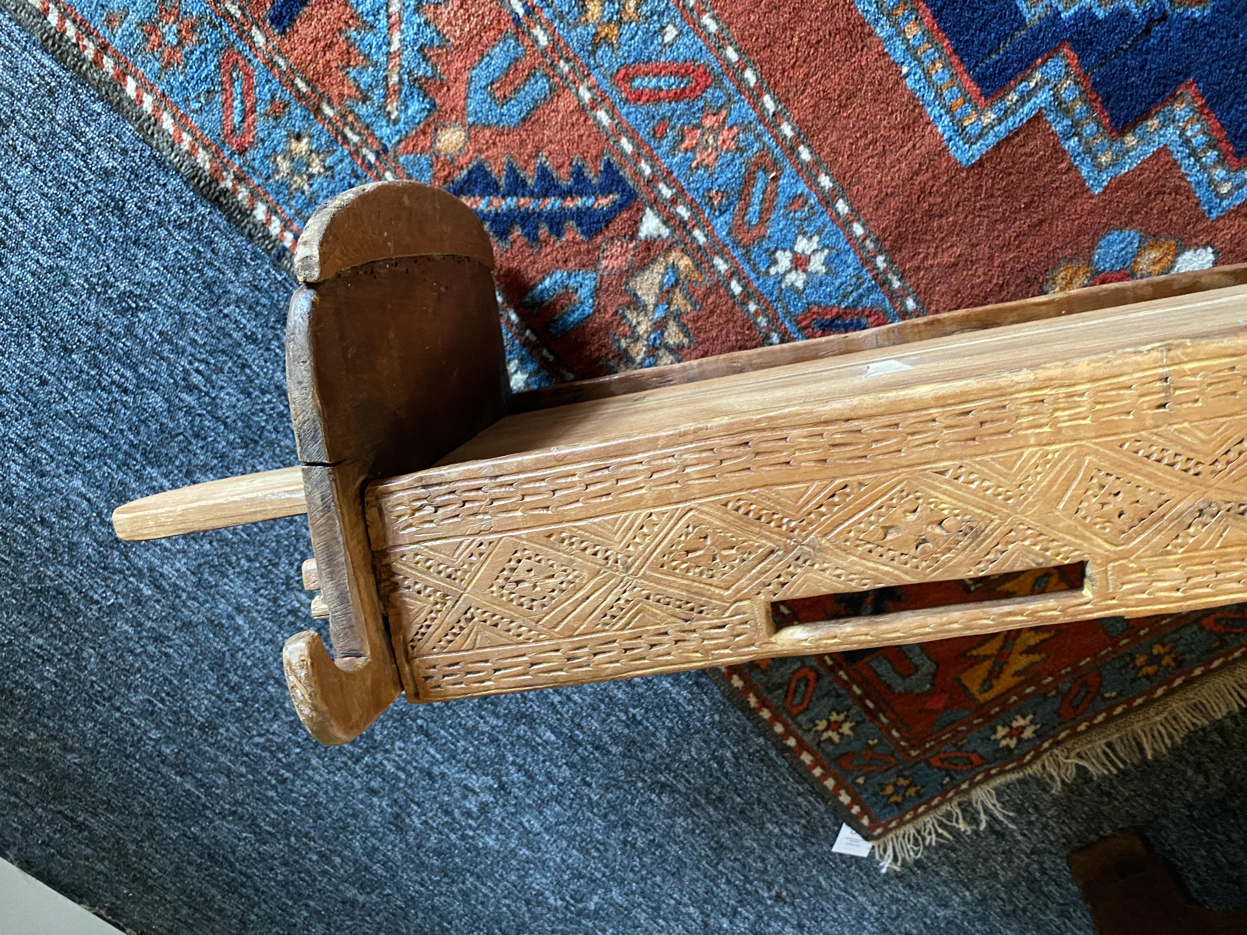 An early 20th century Balkan carved wood cradle - Image 6 of 14
