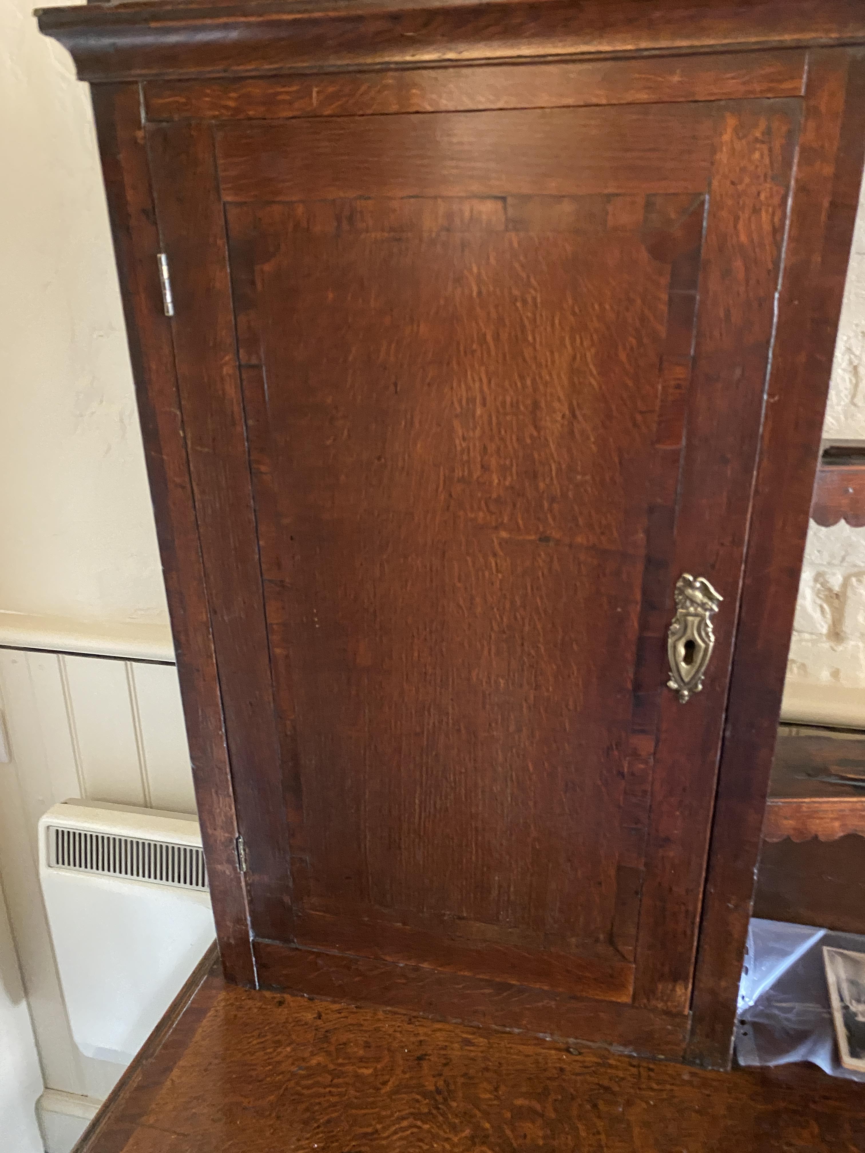 An 18th century oak and mahogany crossbanded dresser - Image 9 of 17